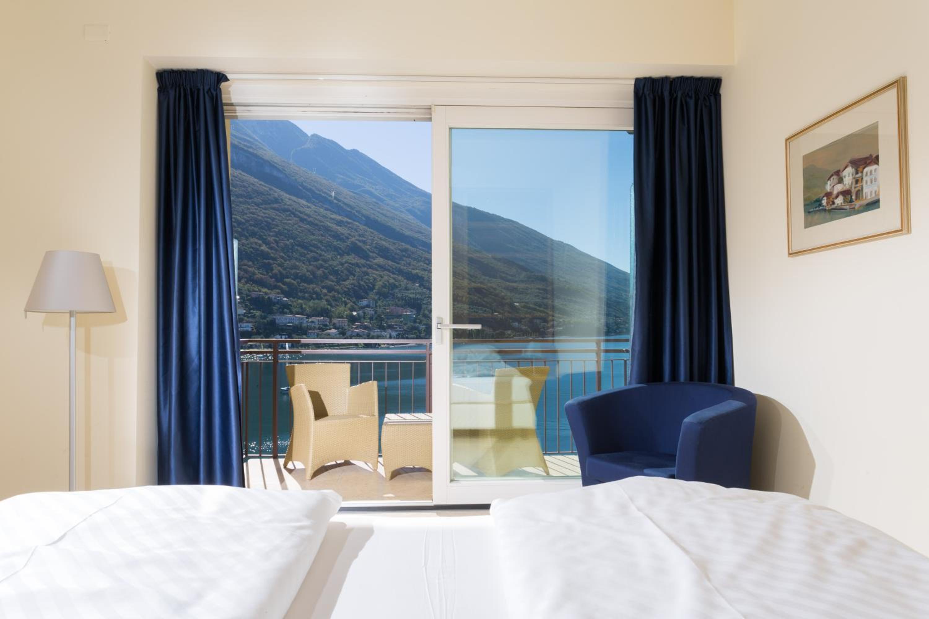Classic Double Room with Lake view photo 3