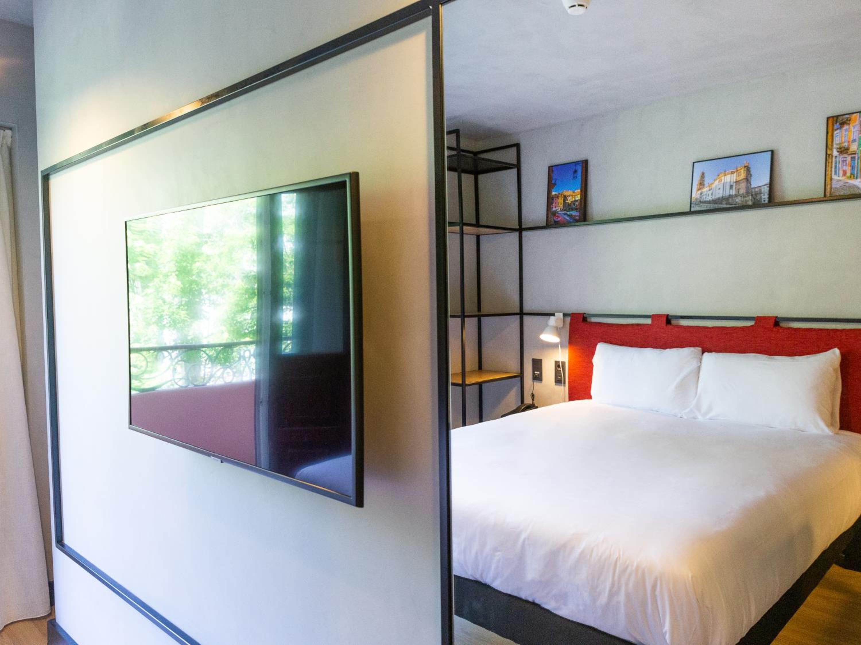 Superior Queen Room with Balcony thumbnail 5