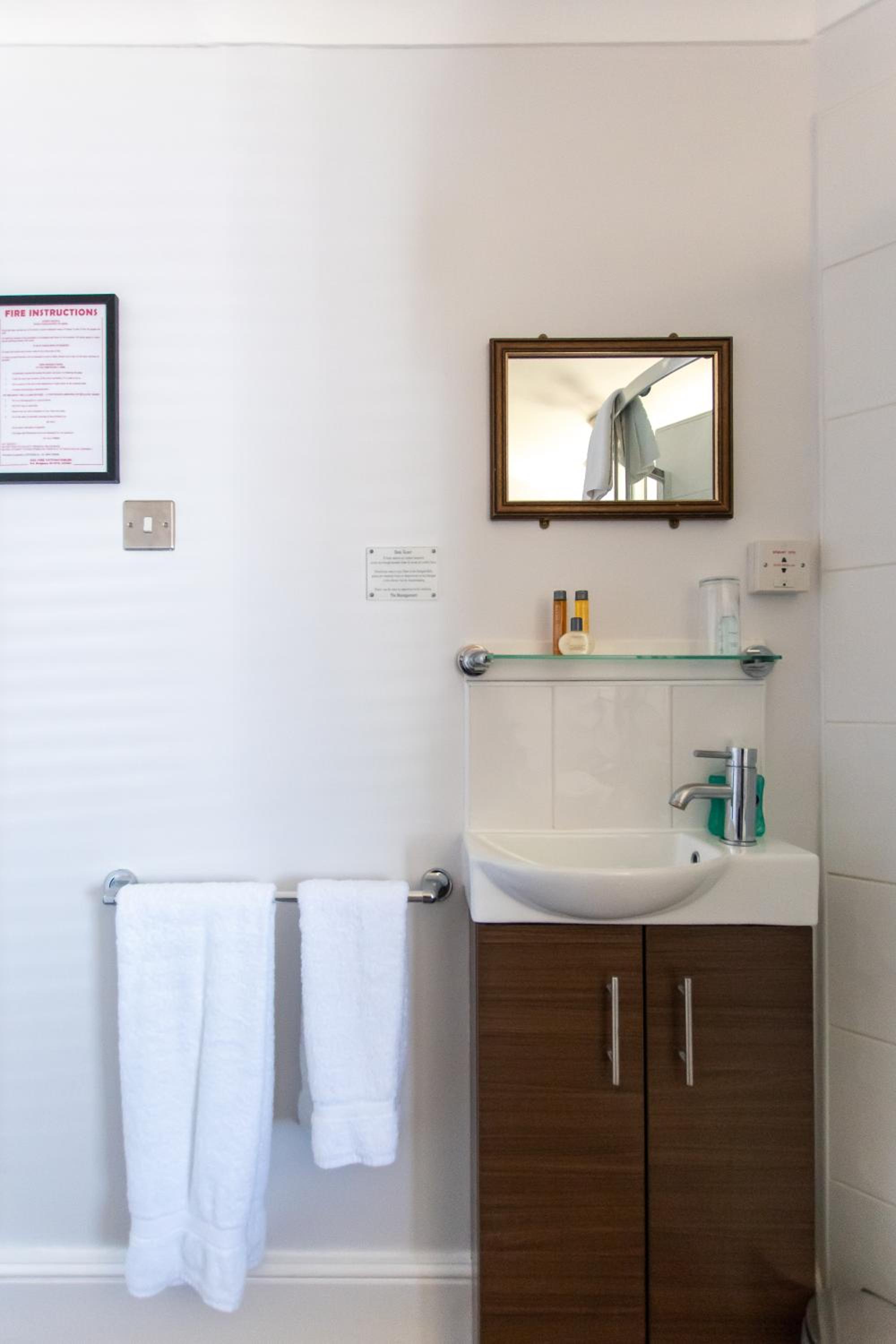 Single Room with Shared Bathroom photo 2