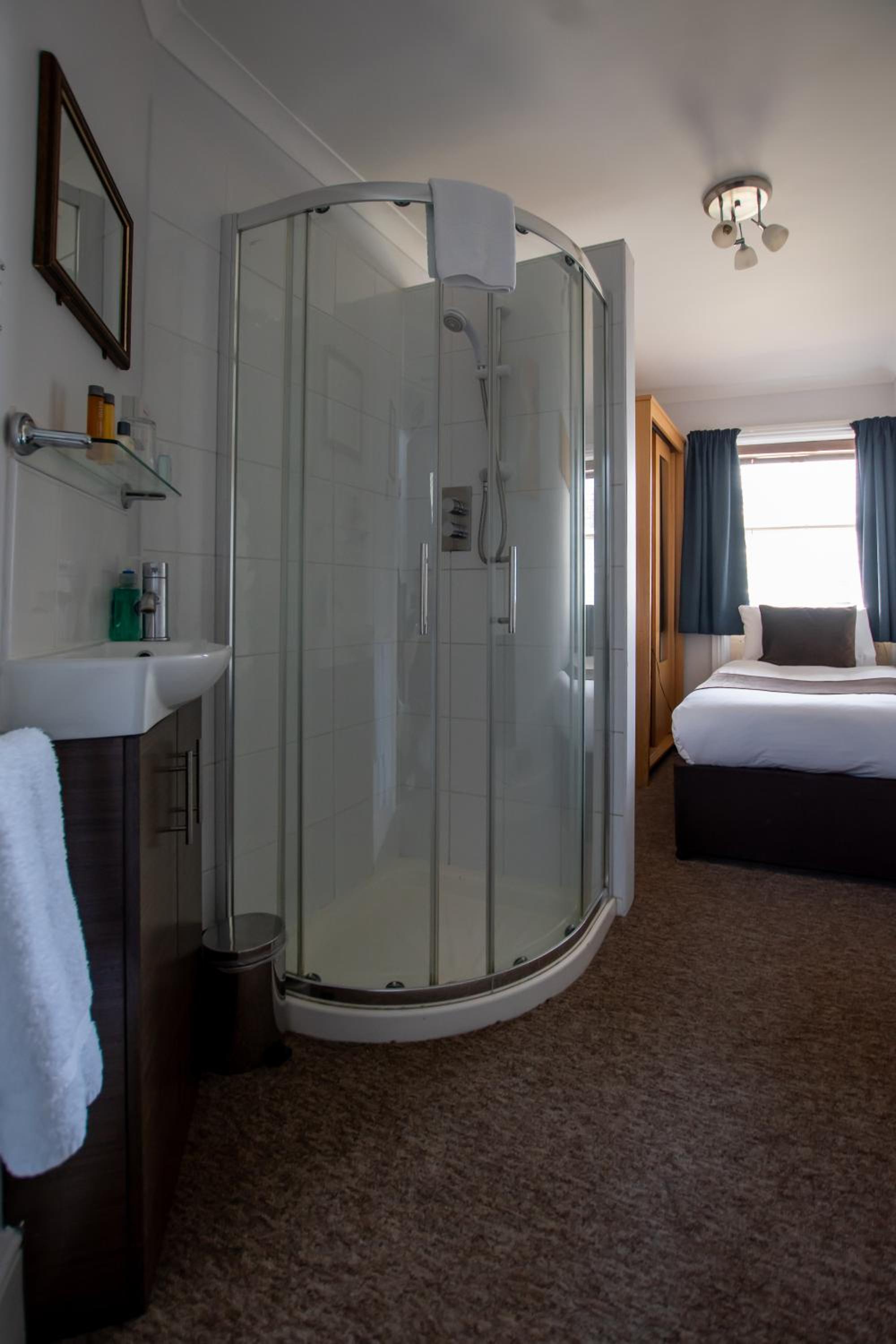 Single Room with Shared Bathroom photo 3