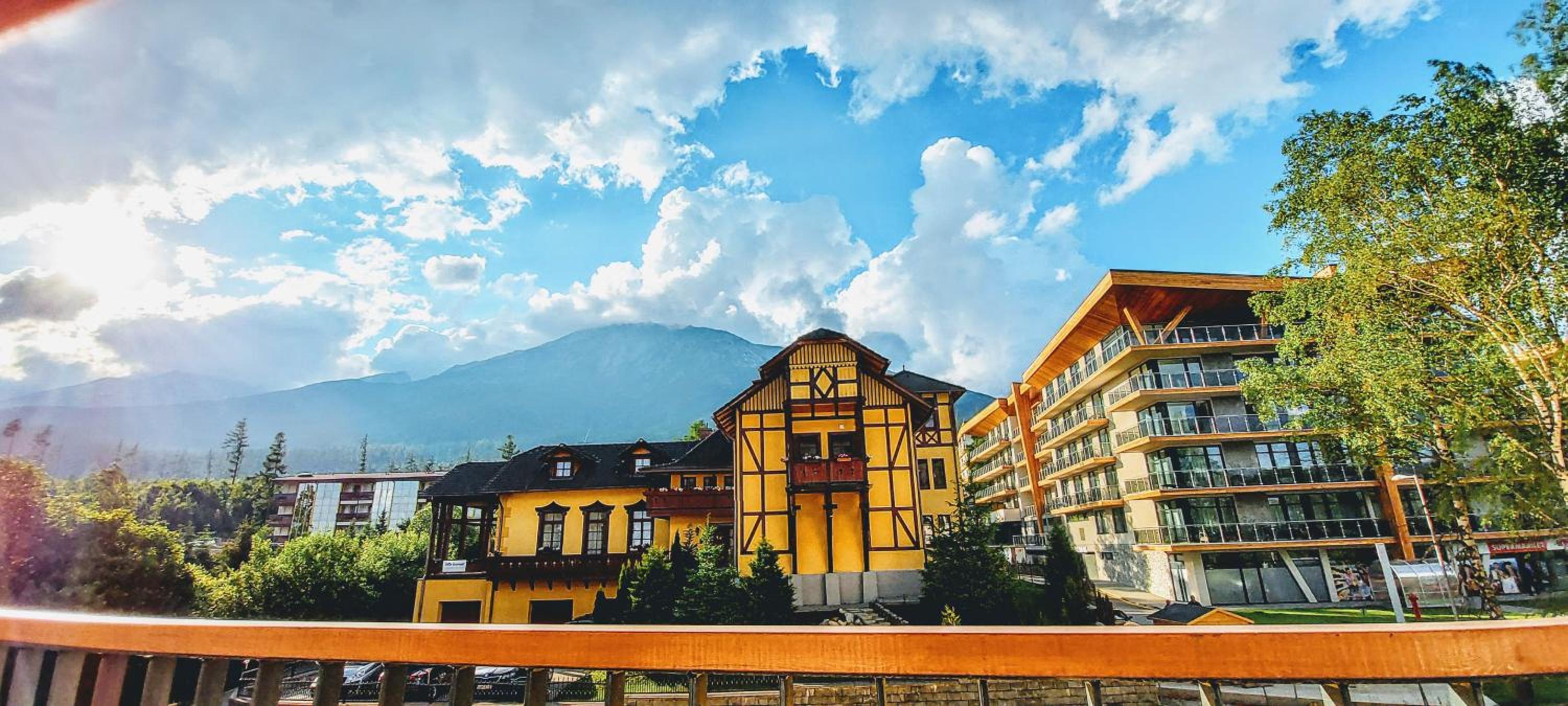 Apartment with Mountain View