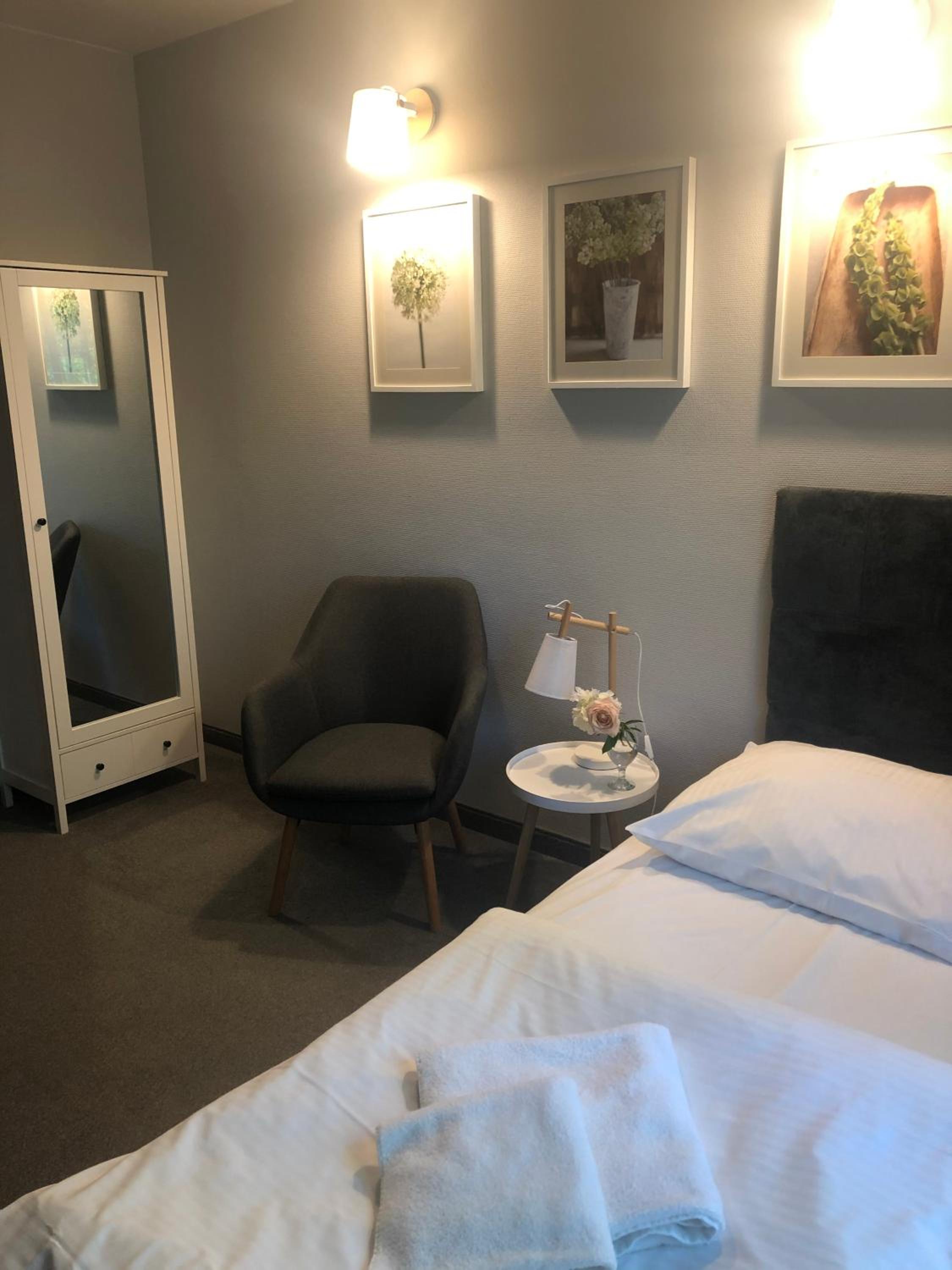 Single Room with Private Bathroom photo 1