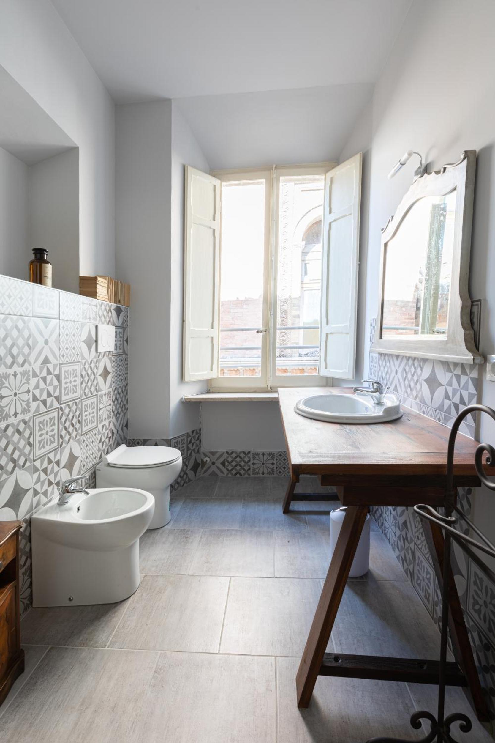Deluxe Double or Twin Room with City View photo 3