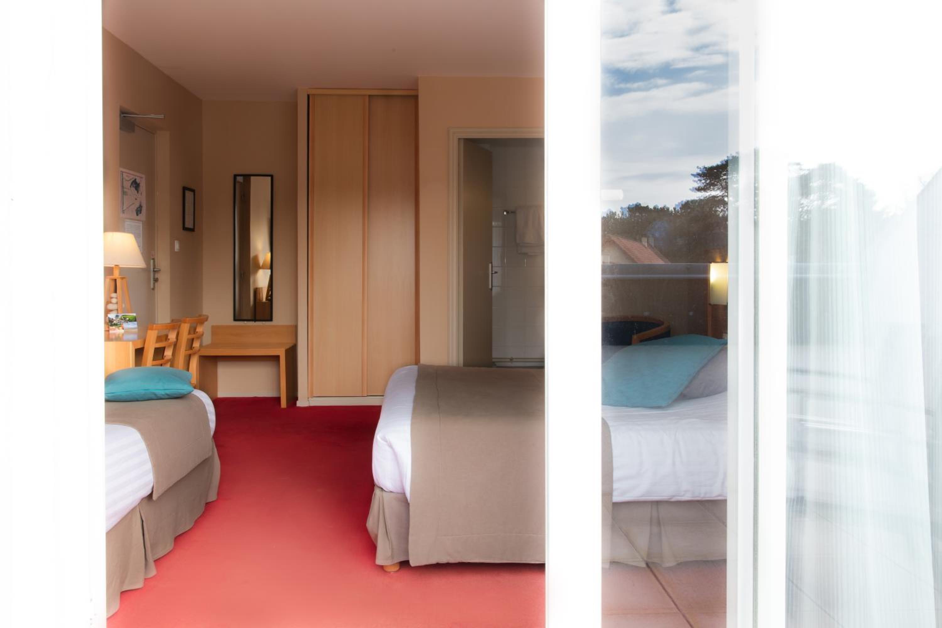 Triple Room (1 Double Bed + 1 Single Bed) photo 2