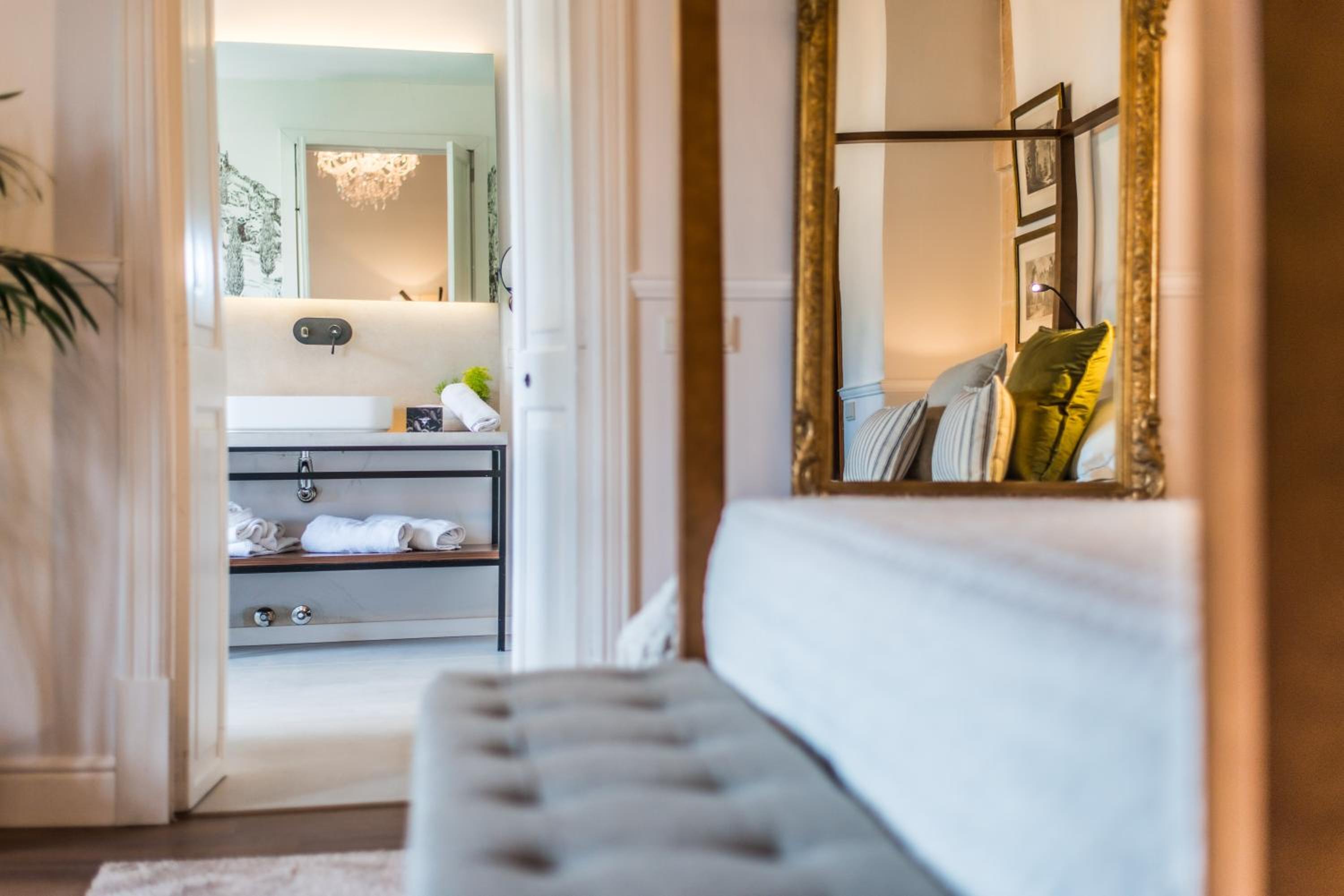 Luxury Suite - Photo 7