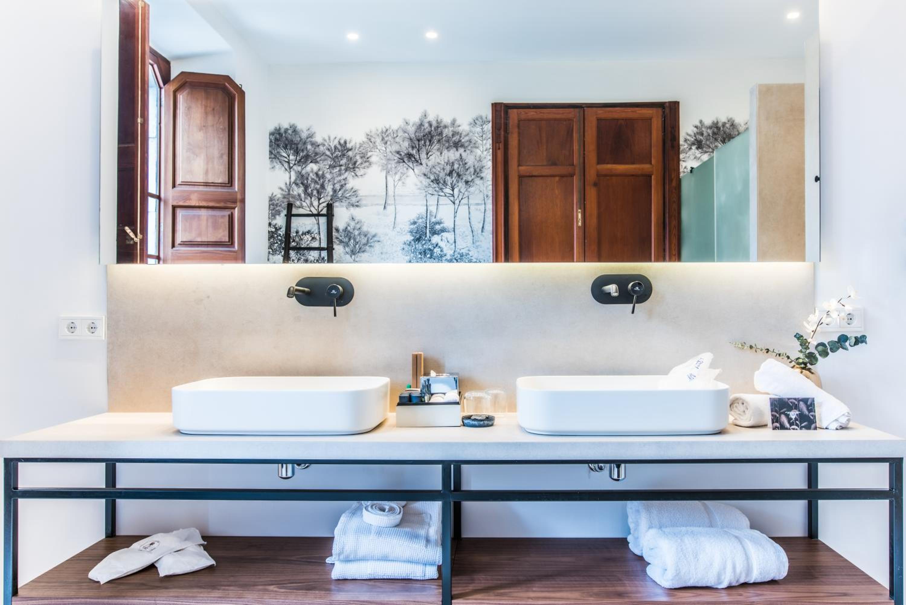 Luxury Suite - Photo 8