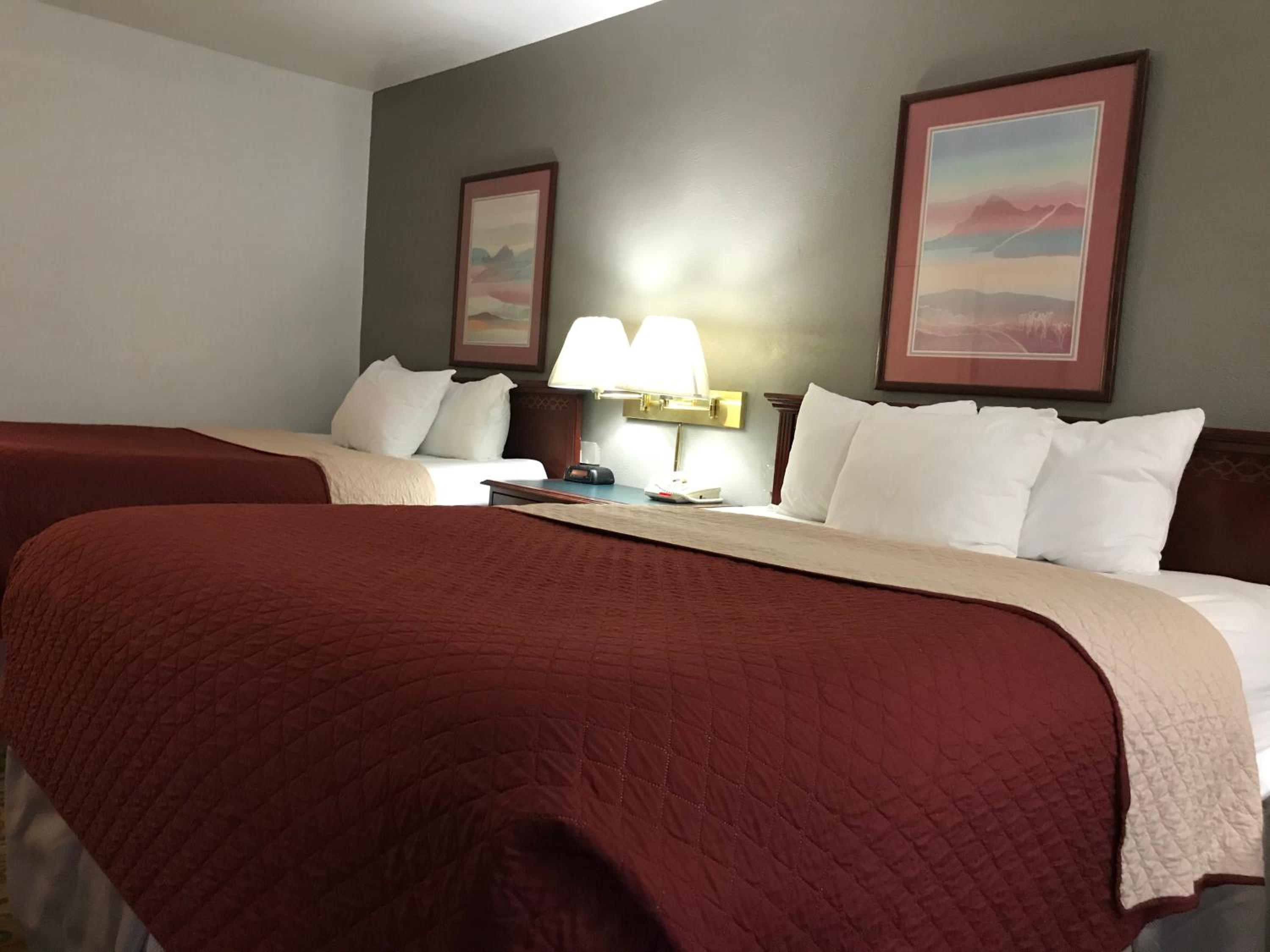 Queen Room with Two Queen Beds - Non-Smoking - Photo 6