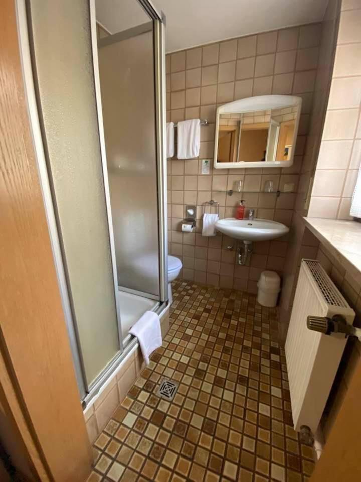 Standard Double Room - Photo 11