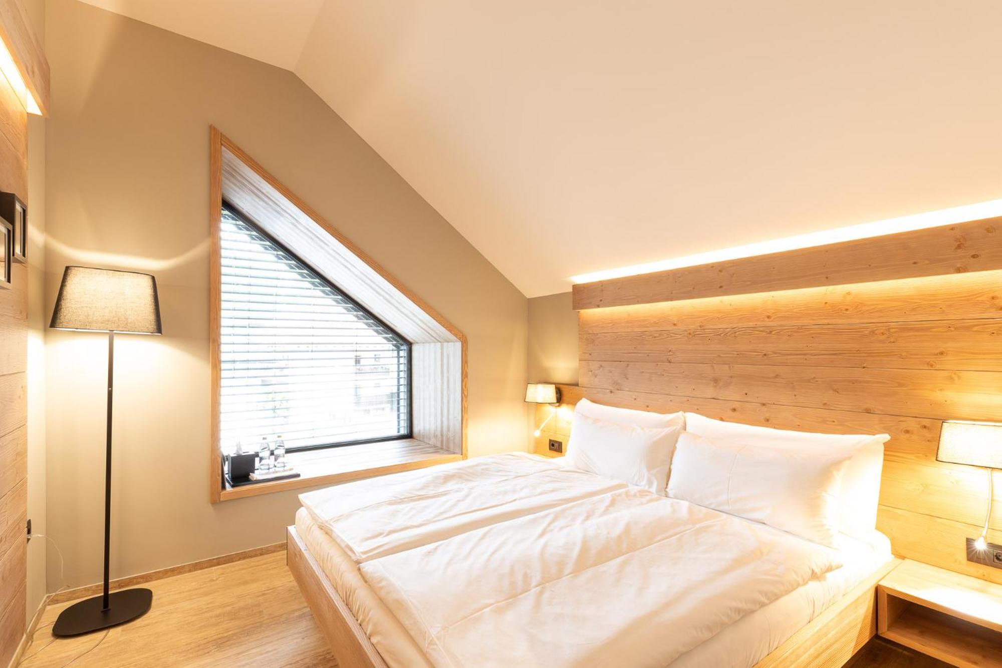 Deluxe Double Room - Photo 9