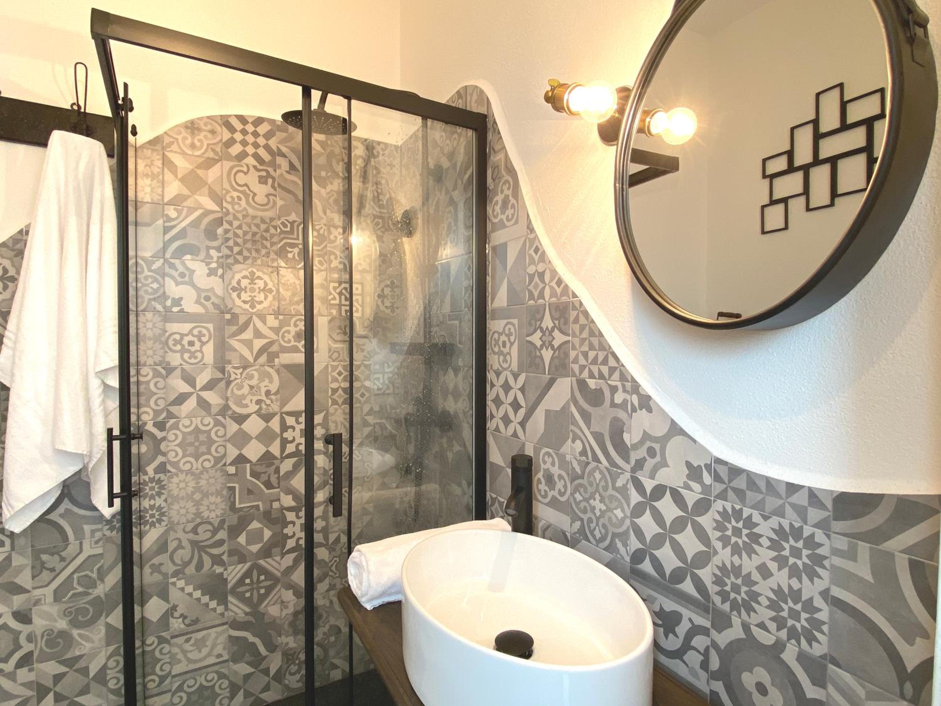 Deluxe Double Room with Shower - Photo 15