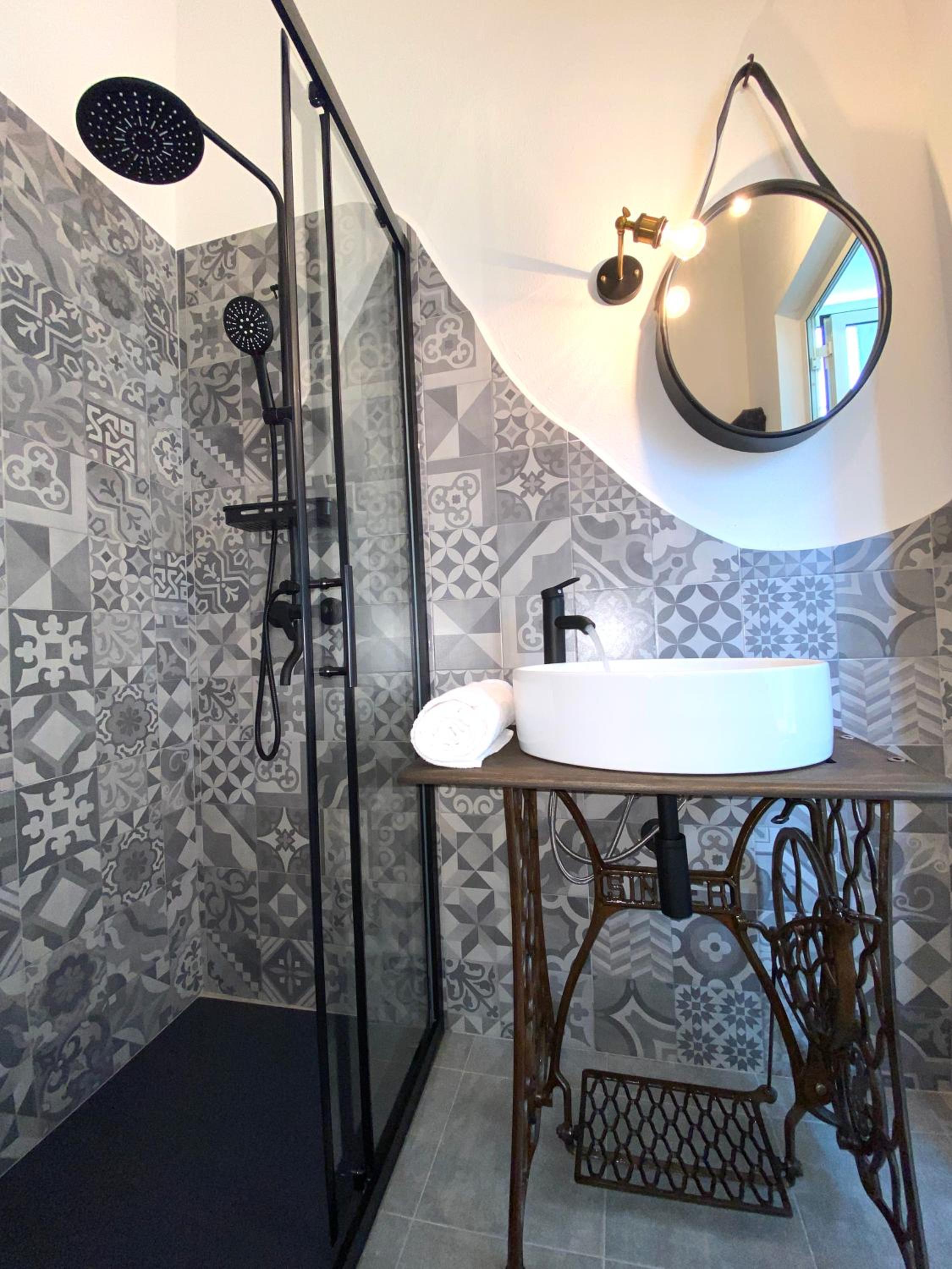 Deluxe Double Room with Shower - Photo 16