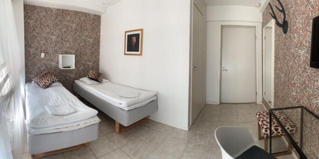 Double or Twin Room with Private Bathroom - Photo 4