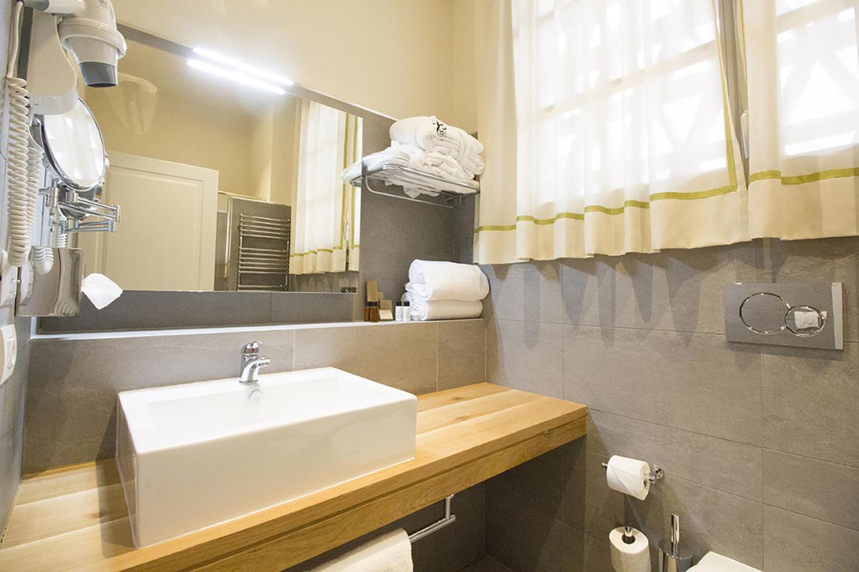 Executive Suite - Photo 8
