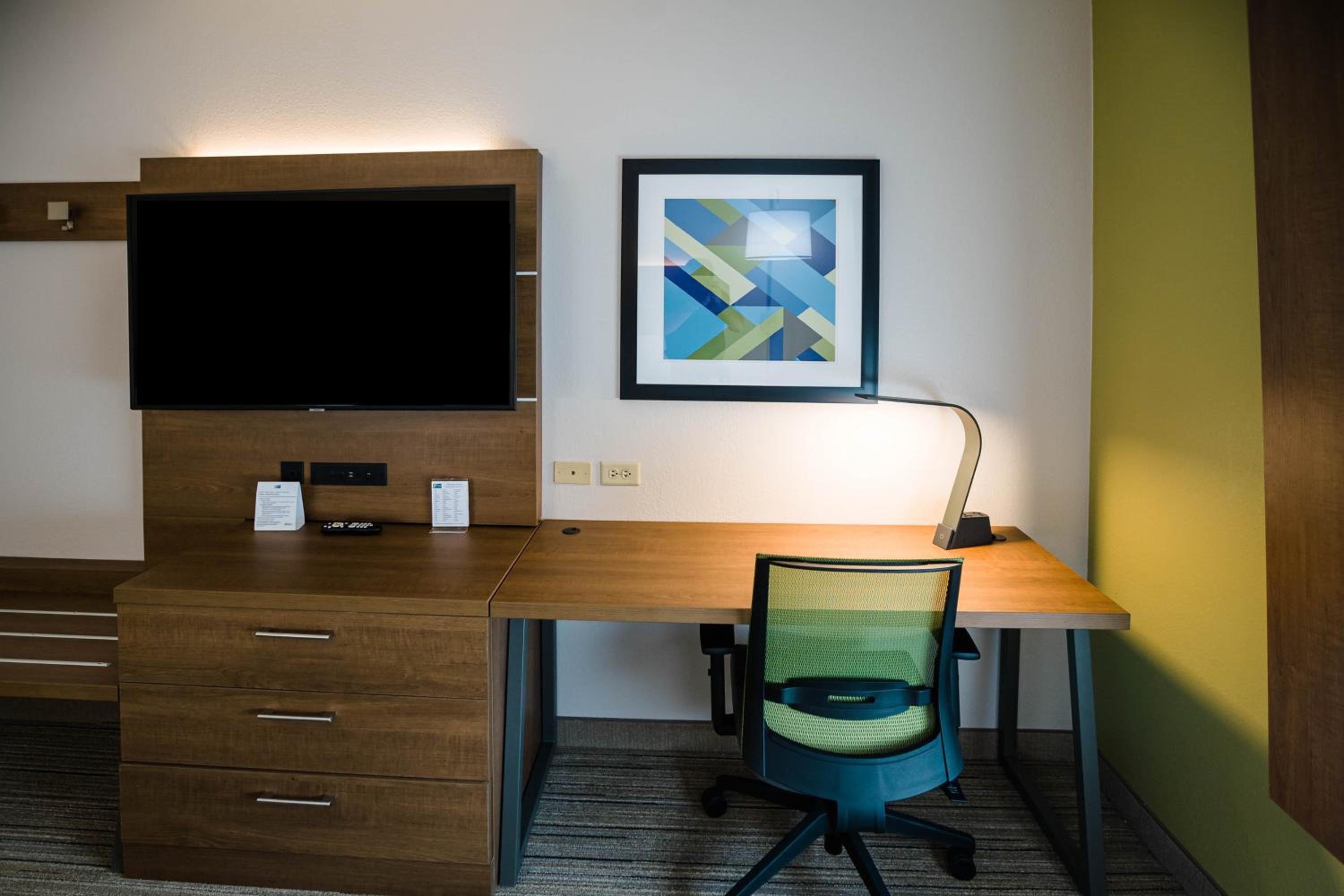 One-Bedroom King Suite with Sofa Bed - Photo 9