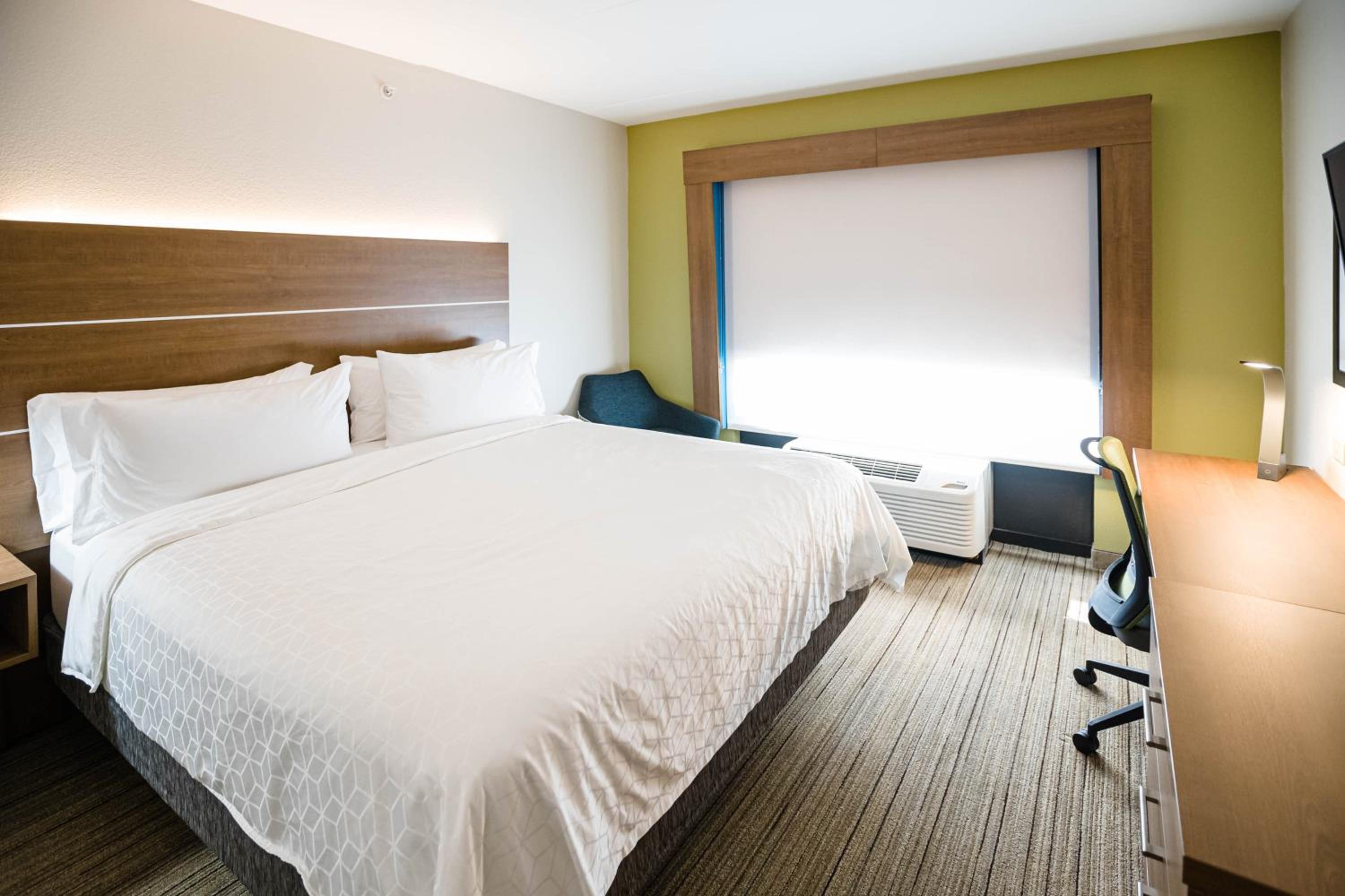 One-Bedroom King Suite with Sofa Bed - Photo 4