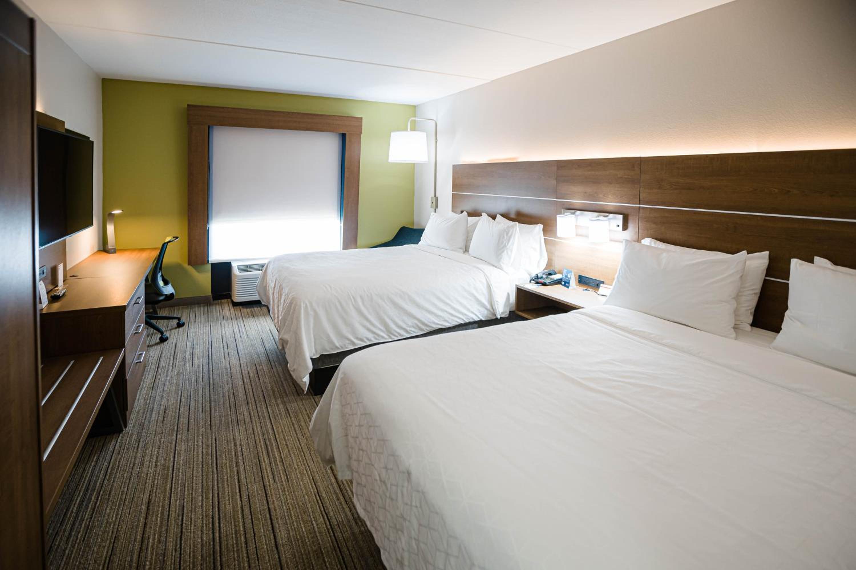 Standard Room with Two Queen Beds - Photo 3