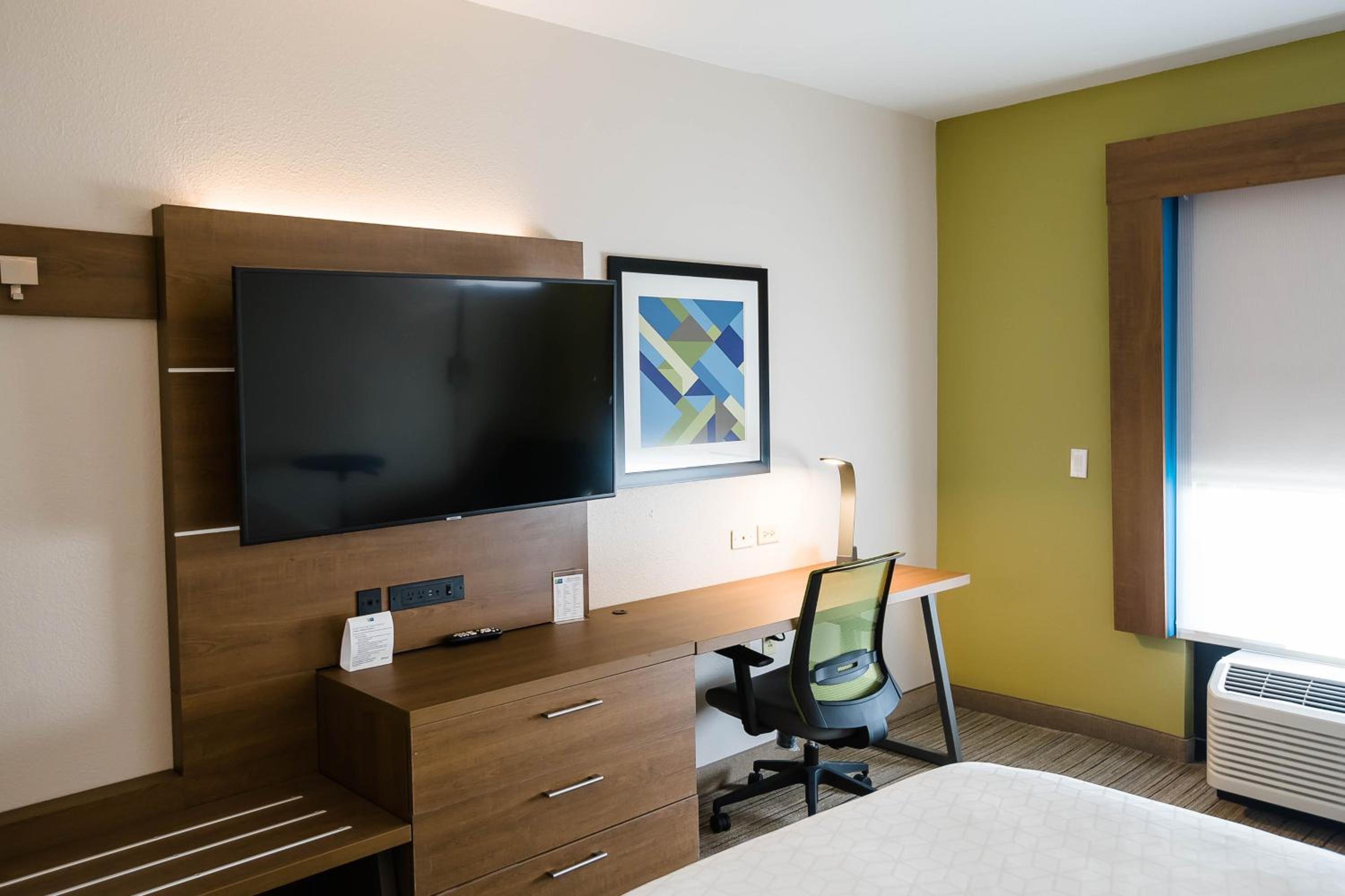 Standard Queen Room with Two Queen Beds and Tub - Mobility/Communications Accessible - Photo 5
