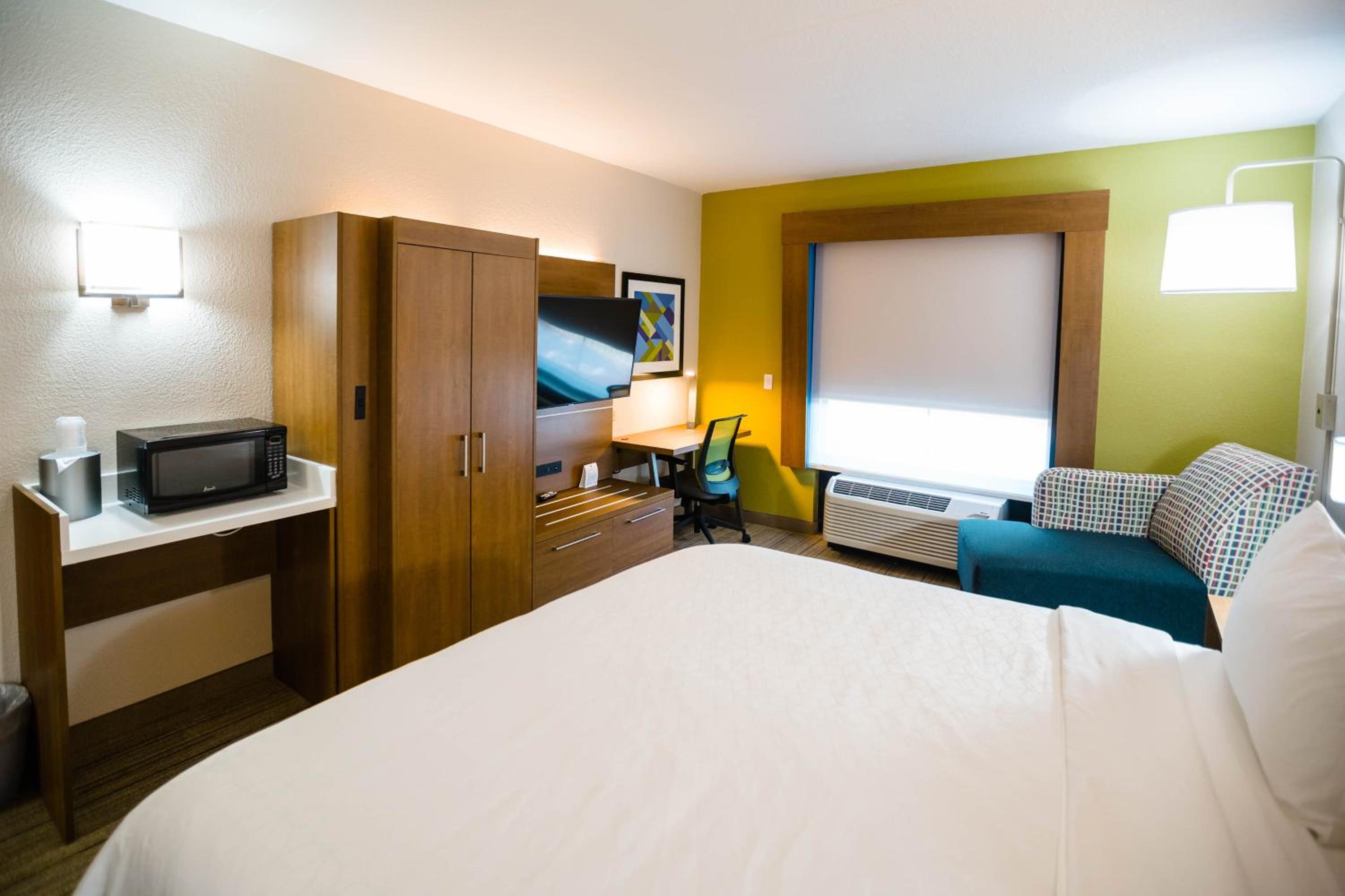 King Room - Mobility Access/Hearing Accessible - Photo 3