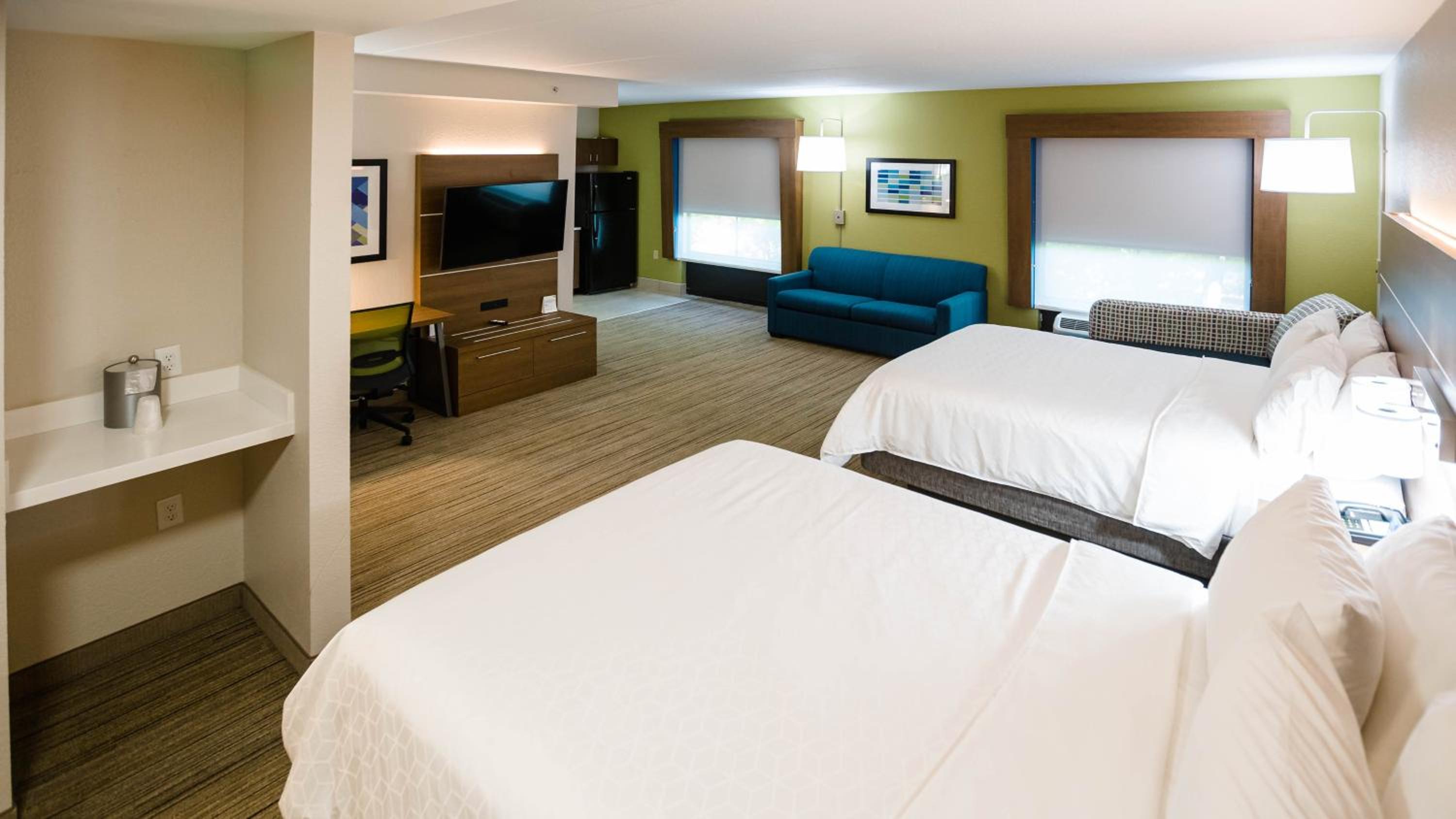 Queen Suite with Two Queen Beds - Photo 4