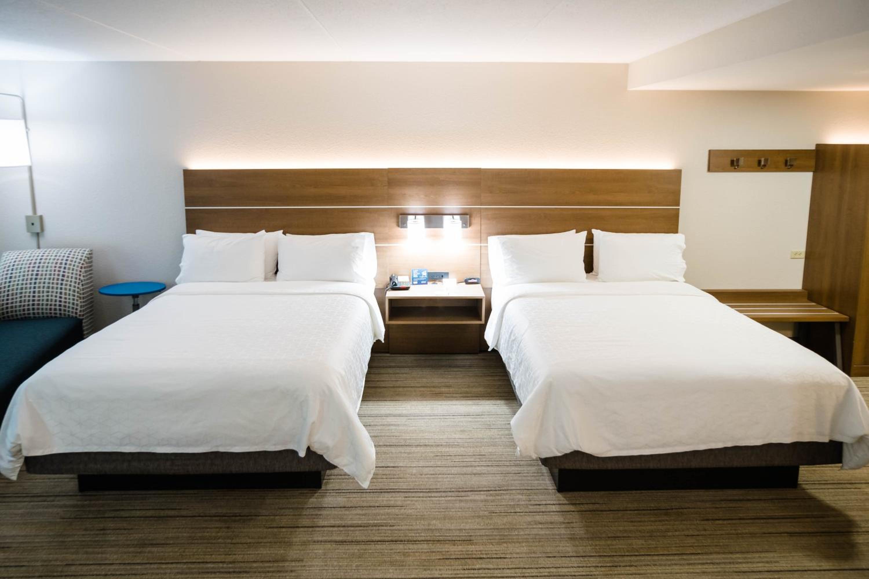 Queen Suite with Two Queen Beds - Photo 3