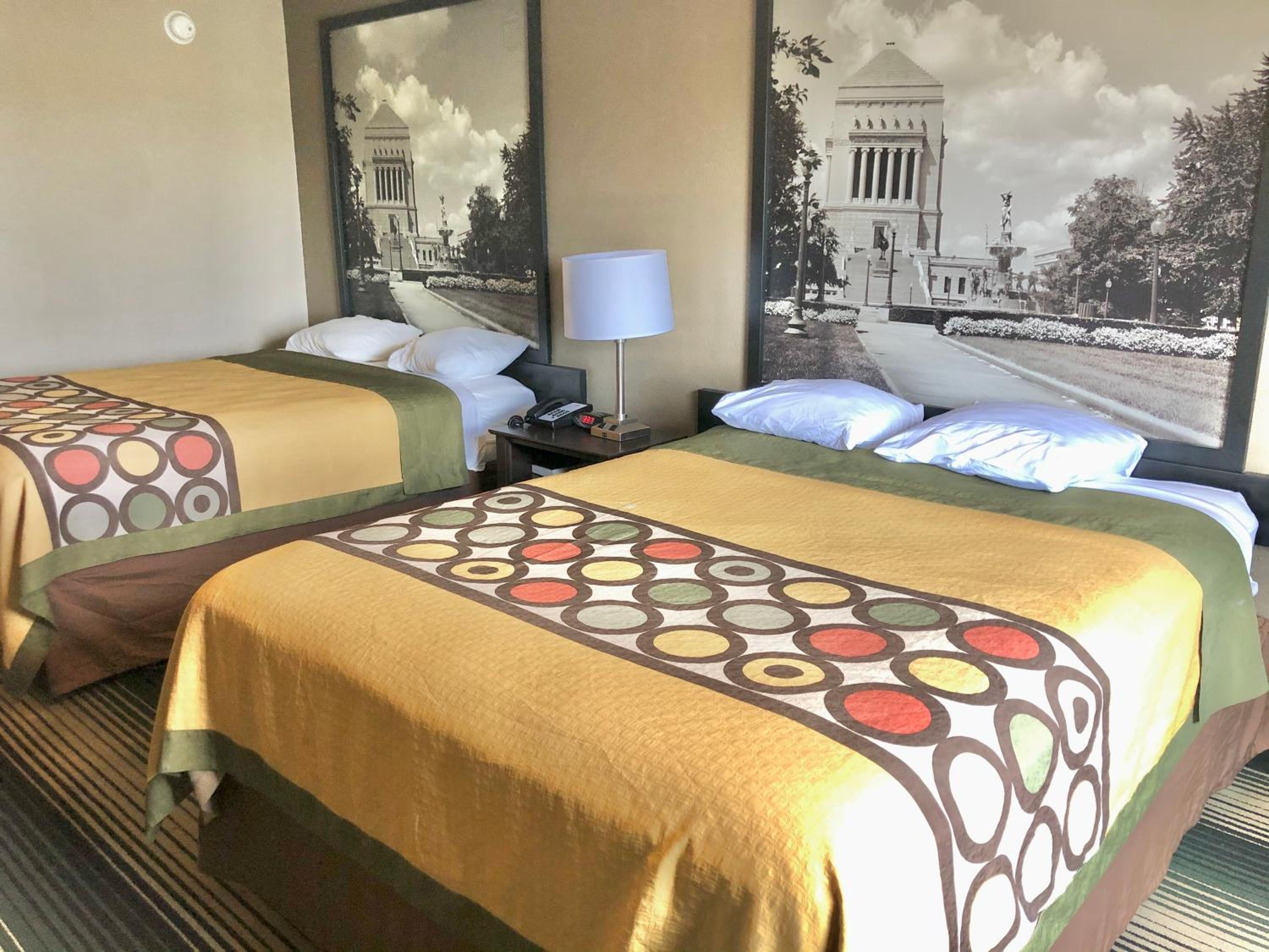 Queen Room with Two Queen Beds - Non-Smoking - Photo 3