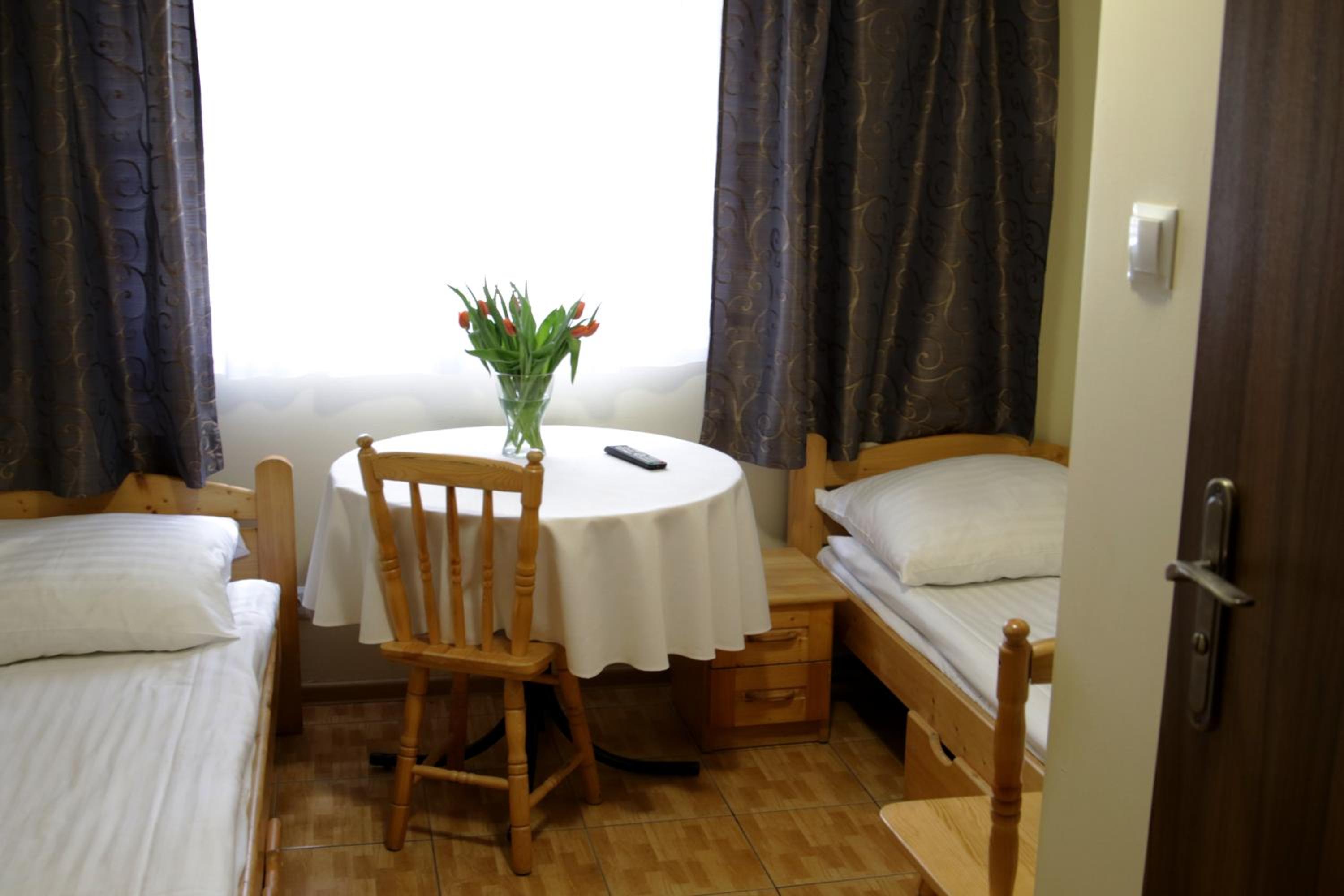 Economy Twin Room - Photo 1