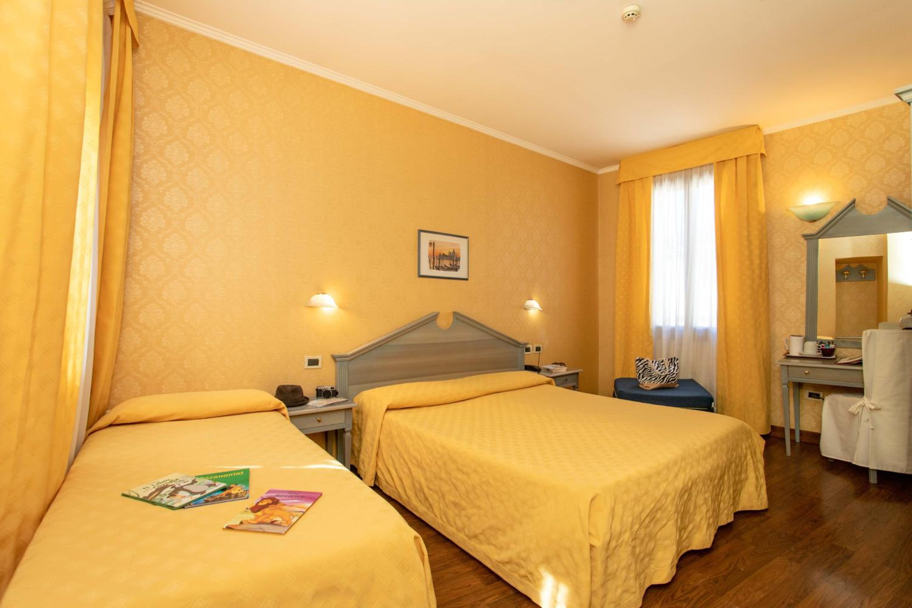 Triple Room with Canal View photo 2
