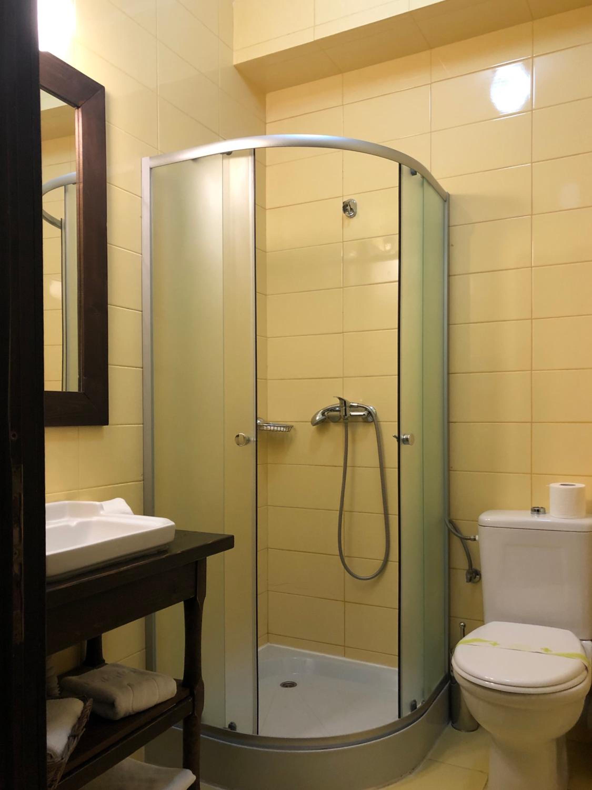 Twin Room - Photo 3