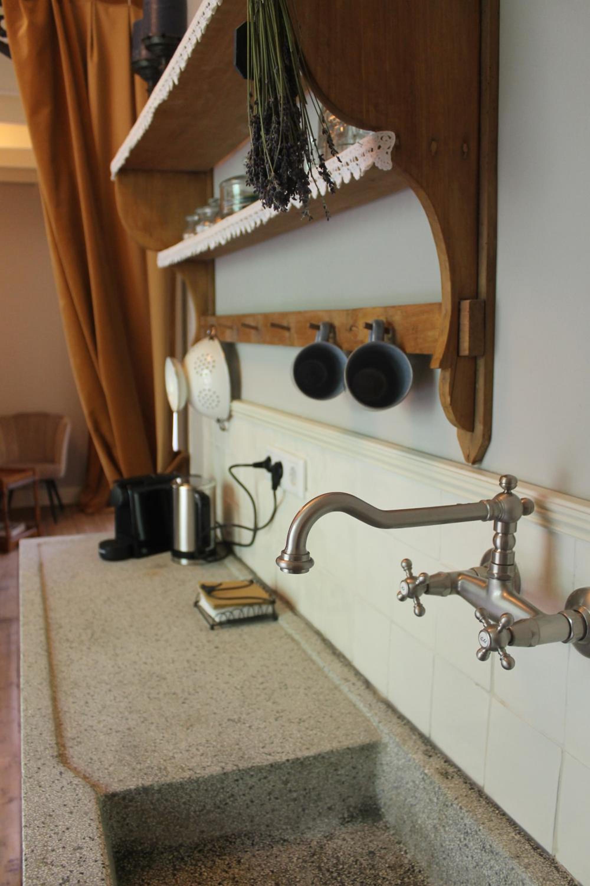 Deluxe King Room - Photo 2