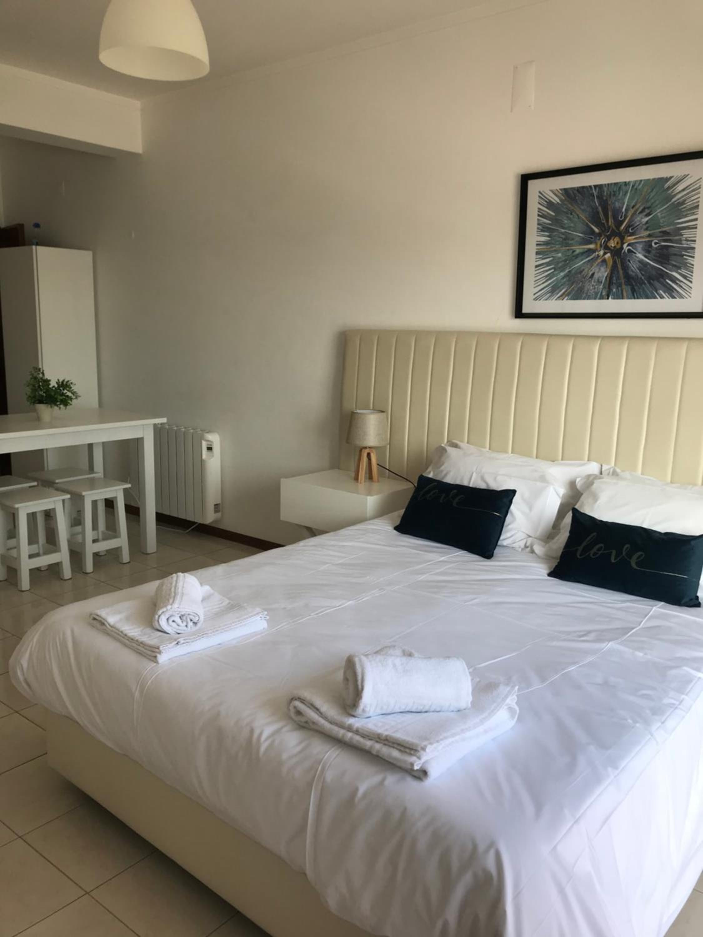 Apartment with Lake View - Photo 9