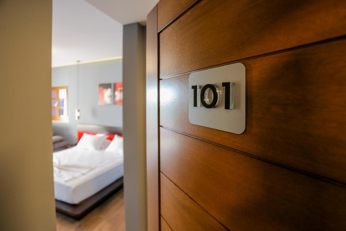 Deluxe Double Room with Balcony and Sea View photo 2