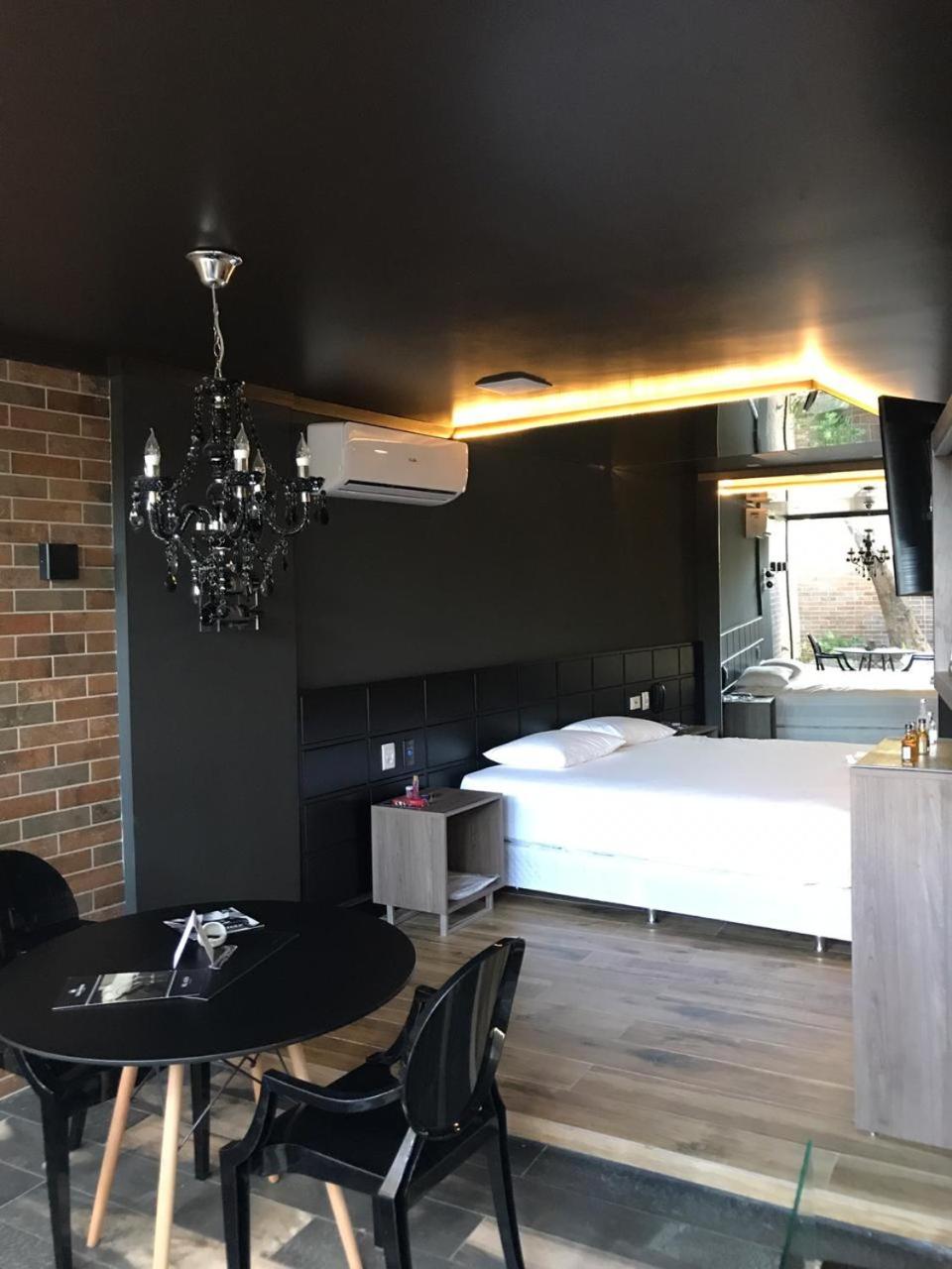 Deluxe Suite with Spa Bath - Photo 2