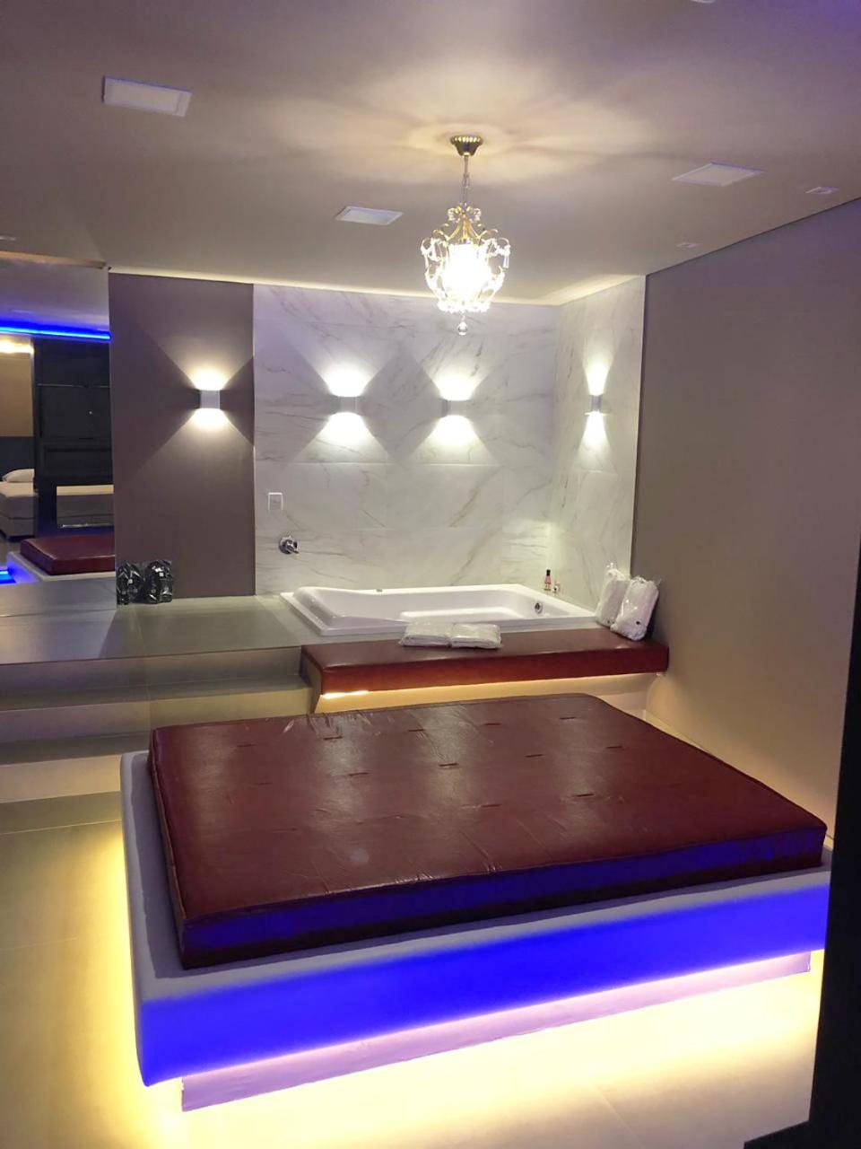 Deluxe Suite with Spa Bath - Photo 8