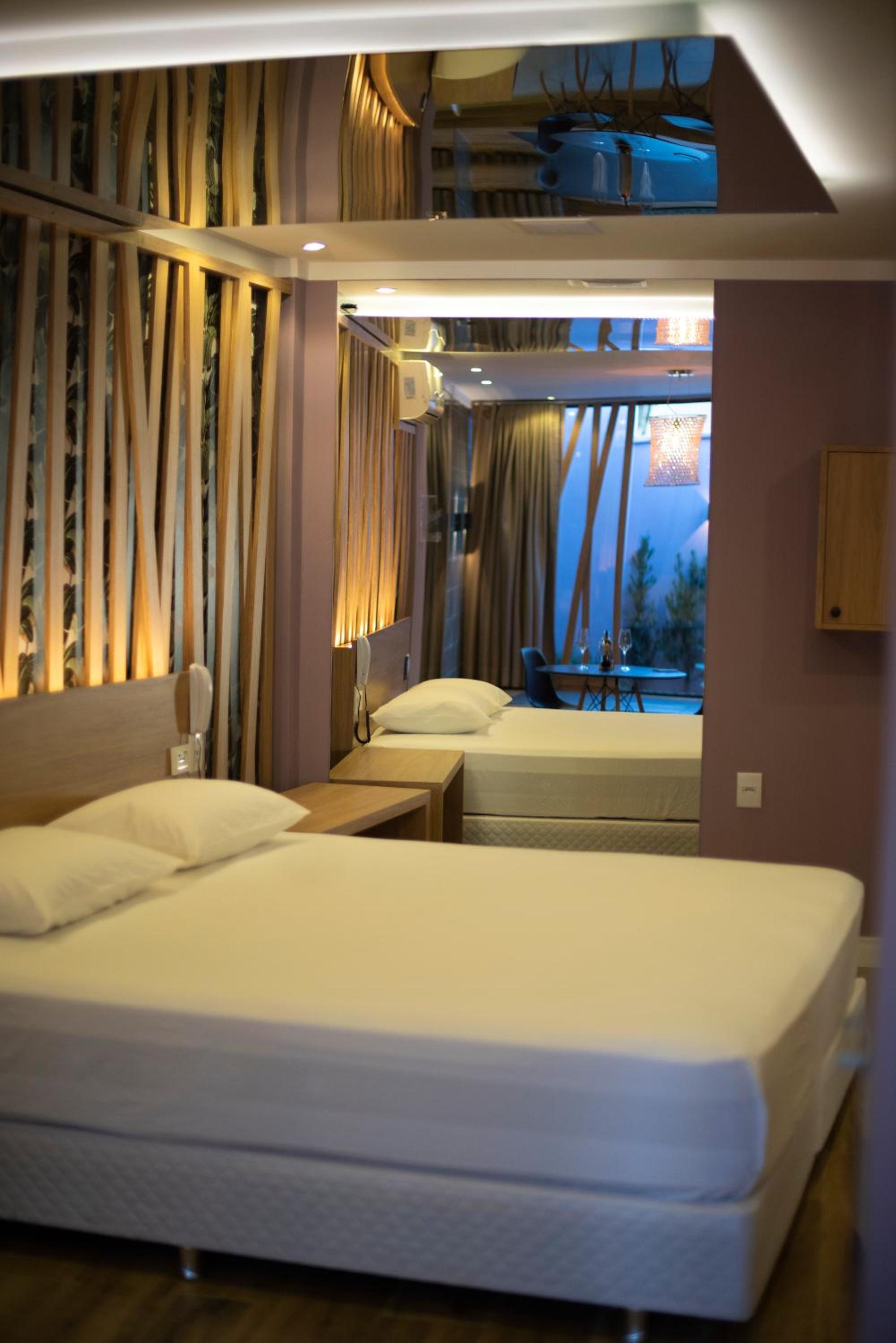 Deluxe Suite with Spa Bath - Photo 5