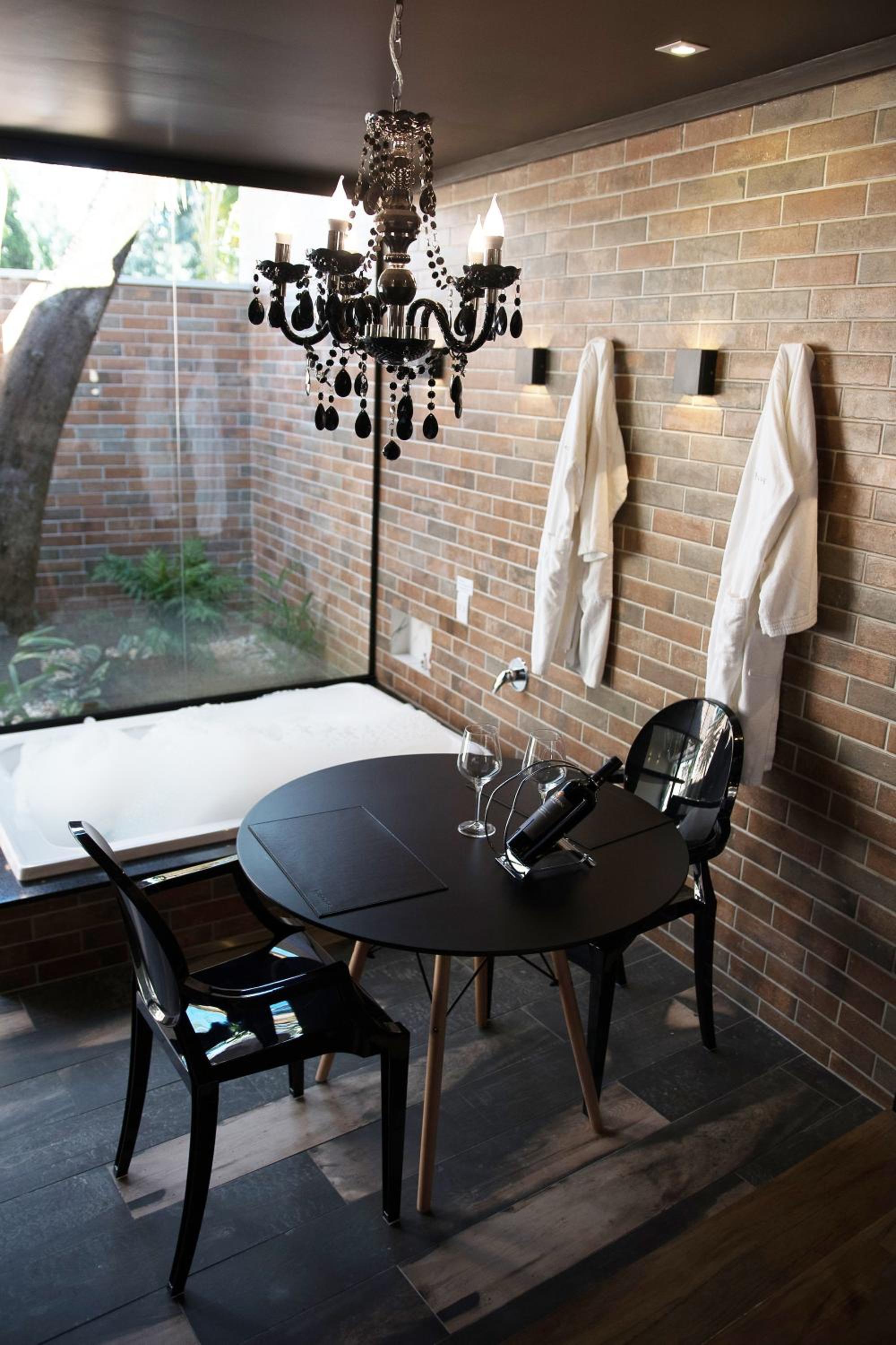Deluxe Suite with Spa Bath - Photo 3
