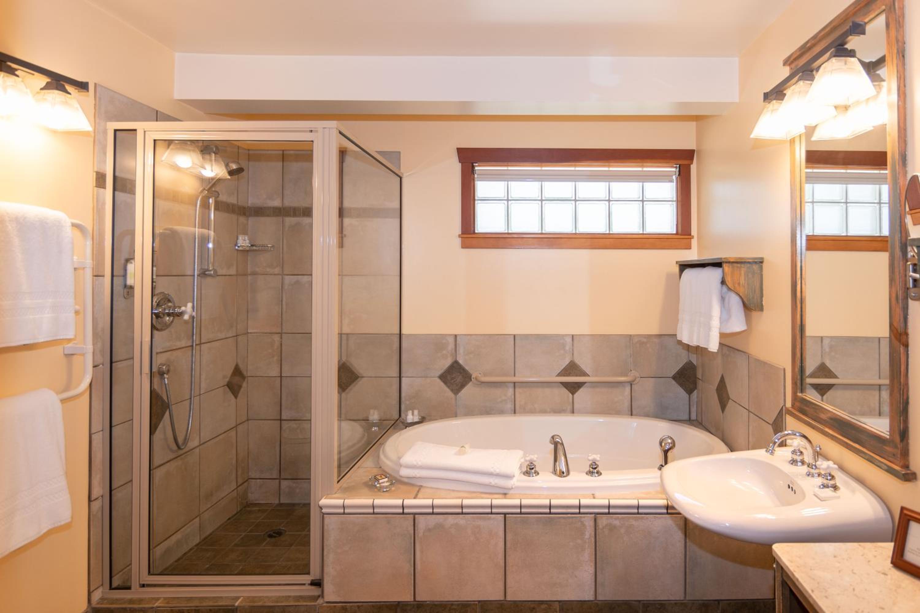 Standard King Suite  - Willow photo 2