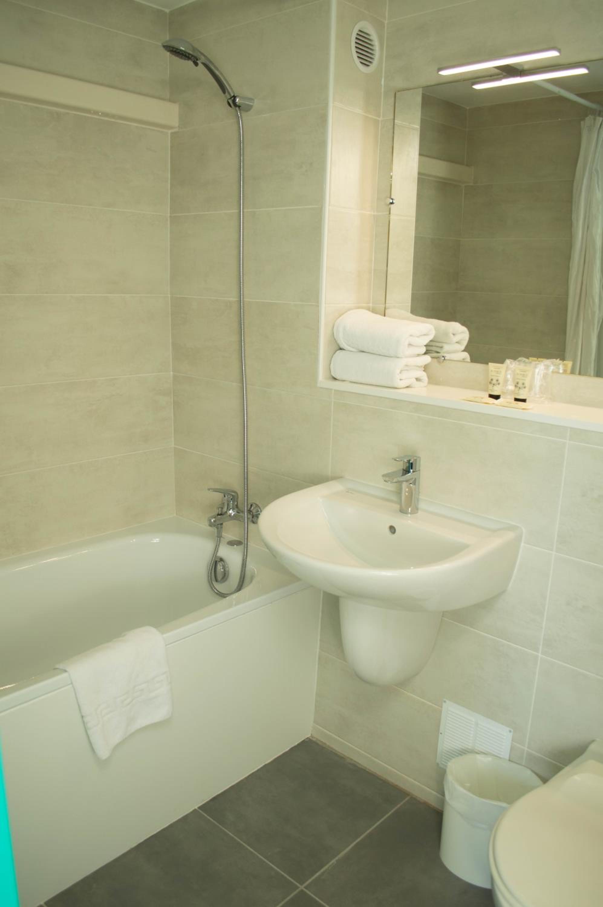 Standard Twin Room - Photo 3