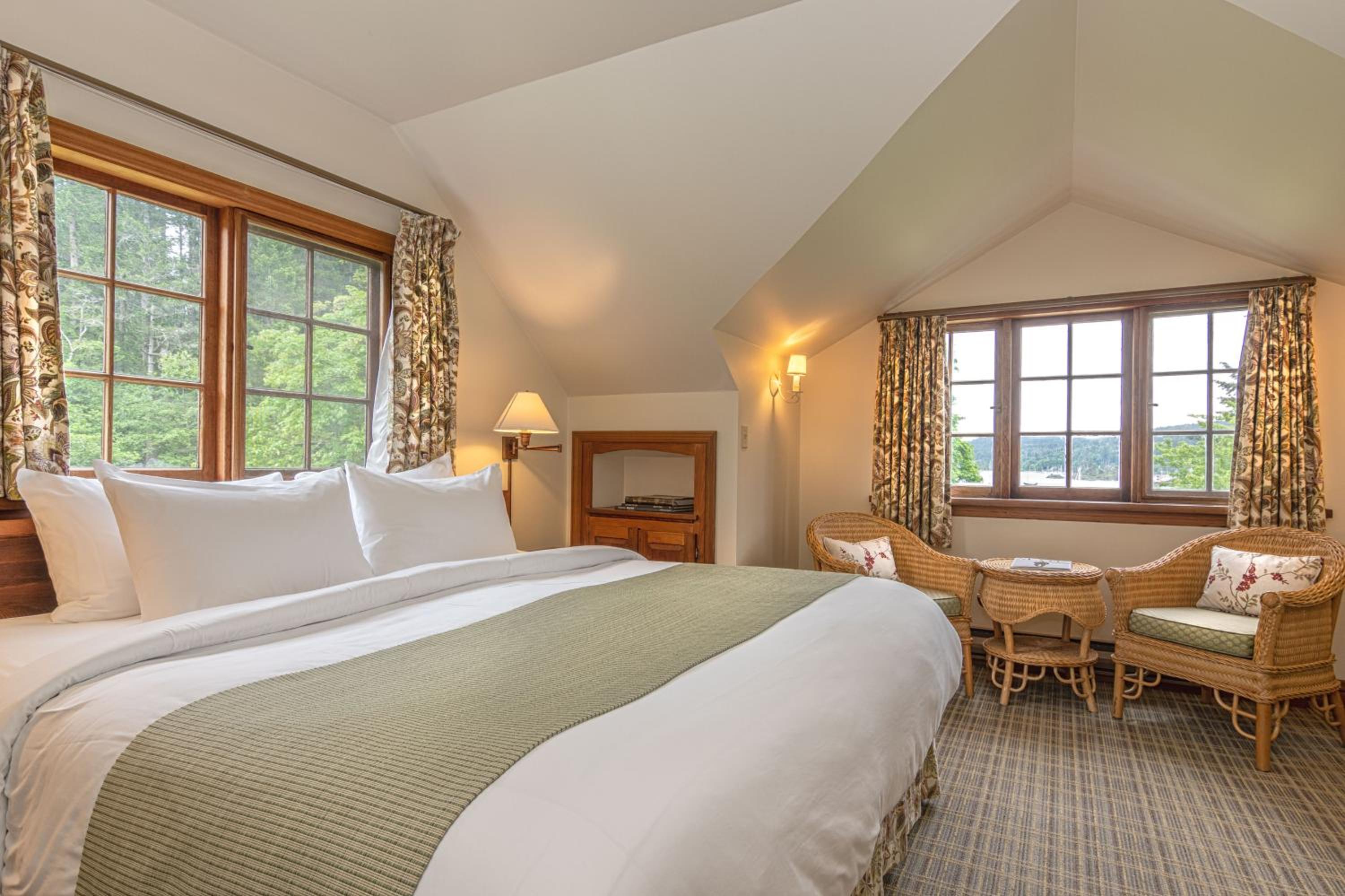 Signature Queen Suite - Farm East