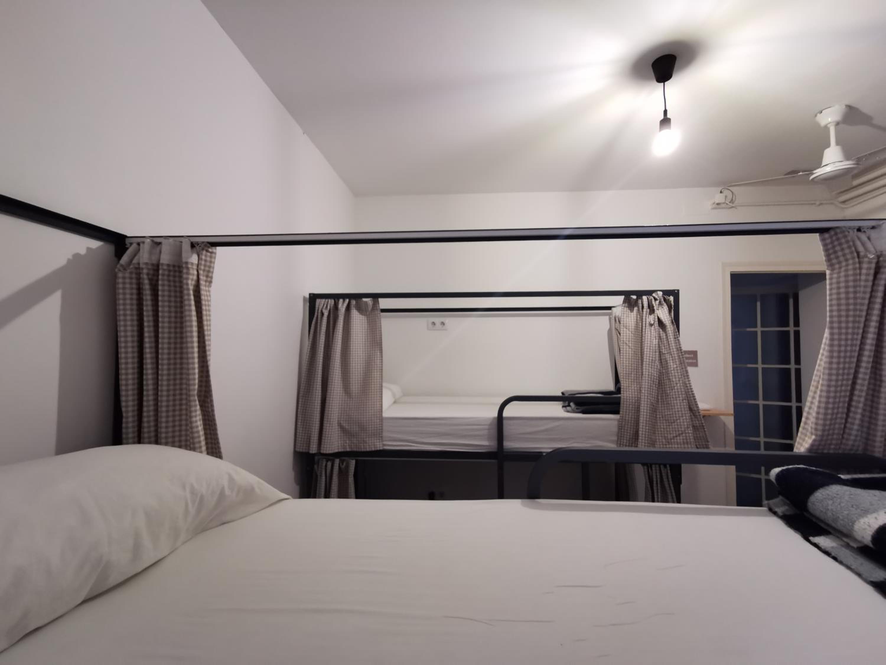 Bed in 6-Bed Mixed Dormitory Room photo 3