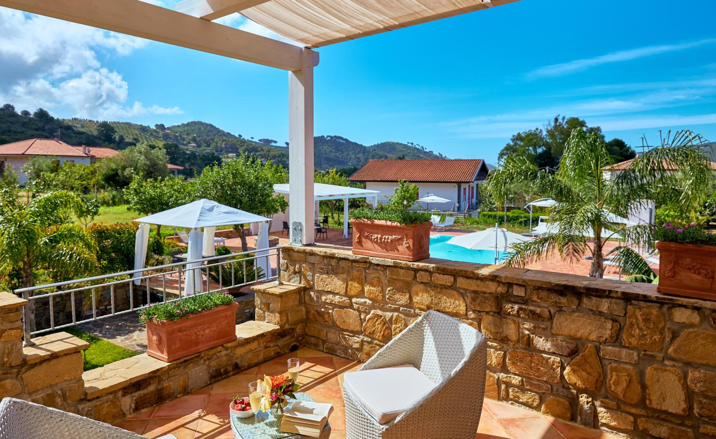 Queen Room with Pool View photo 2