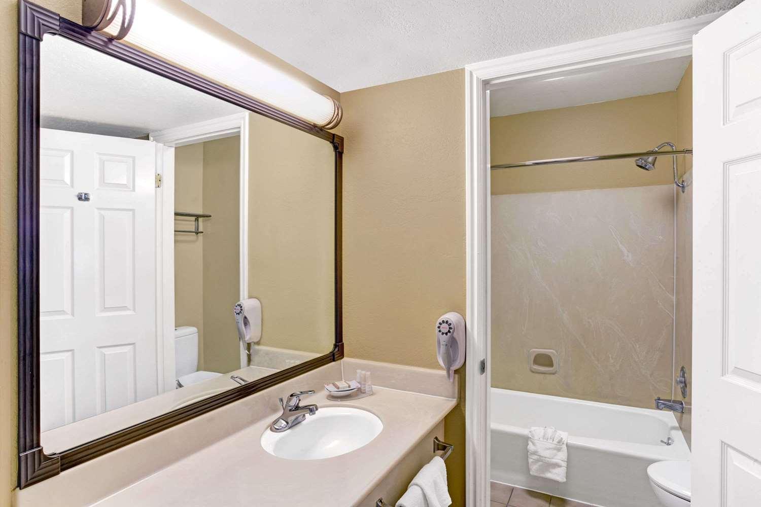 King Room - Non-Smoking - Photo 4