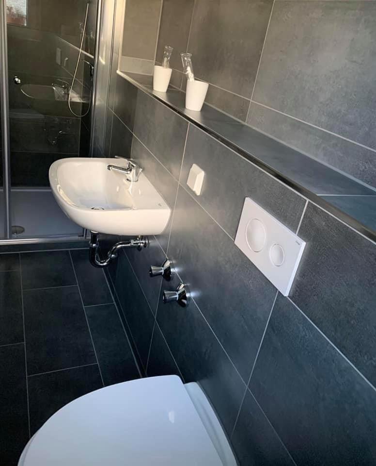 Double or Twin Room with Private Bathroom - Photo 2