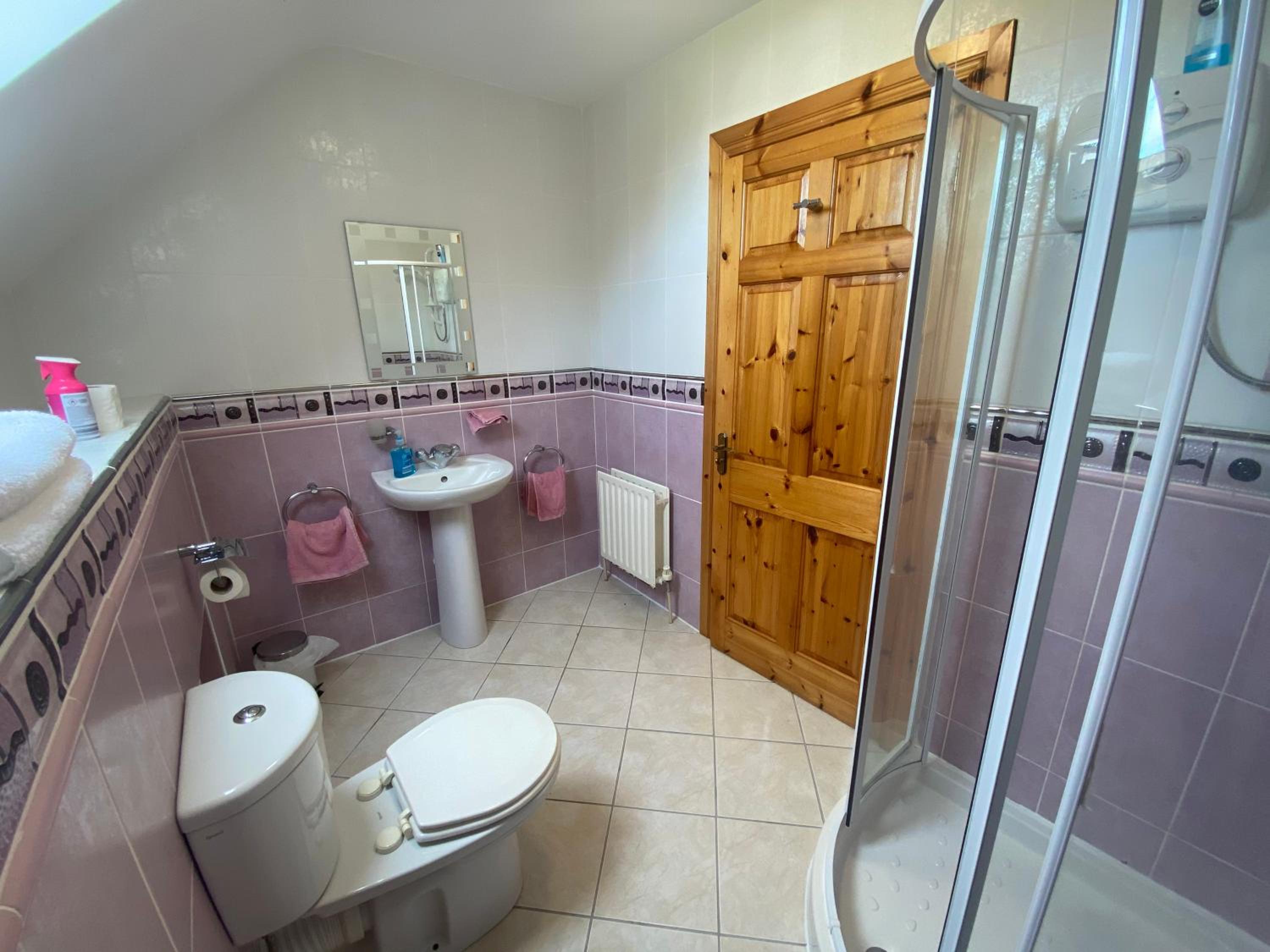 Double Room with Private Bathroom - Photo 4