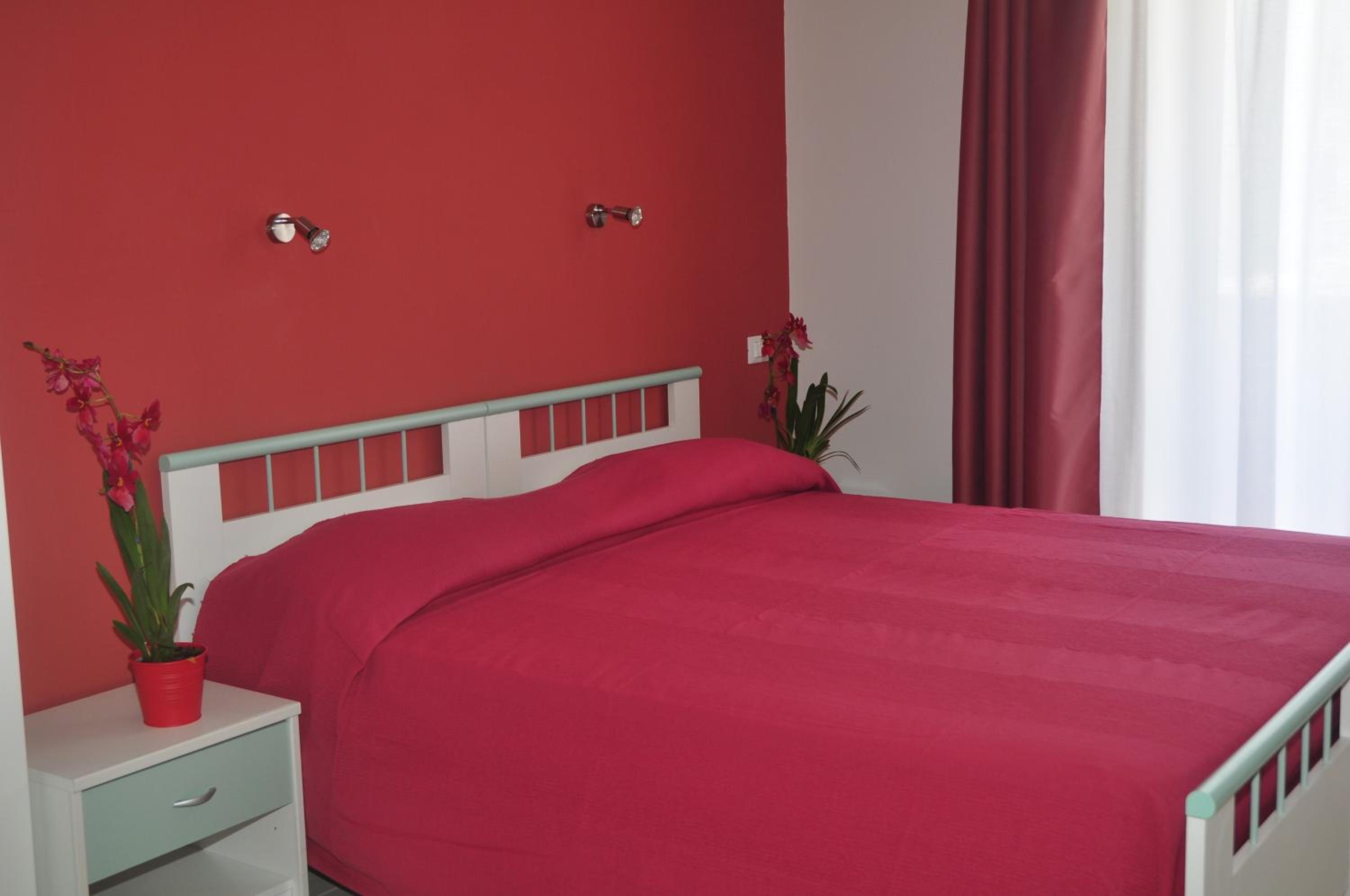 Double Room with Balcony - Photo 3