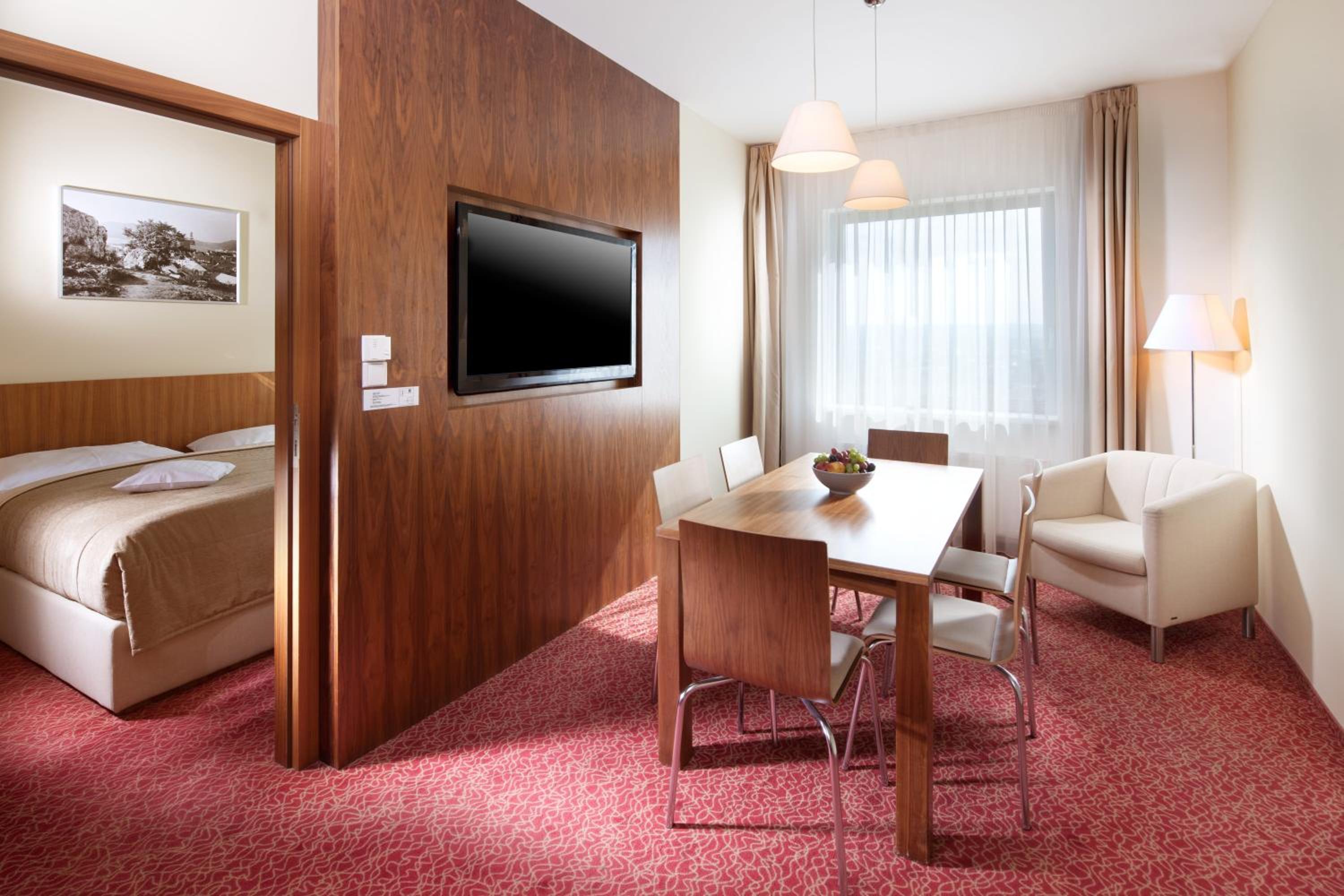 Suite - Photo 1