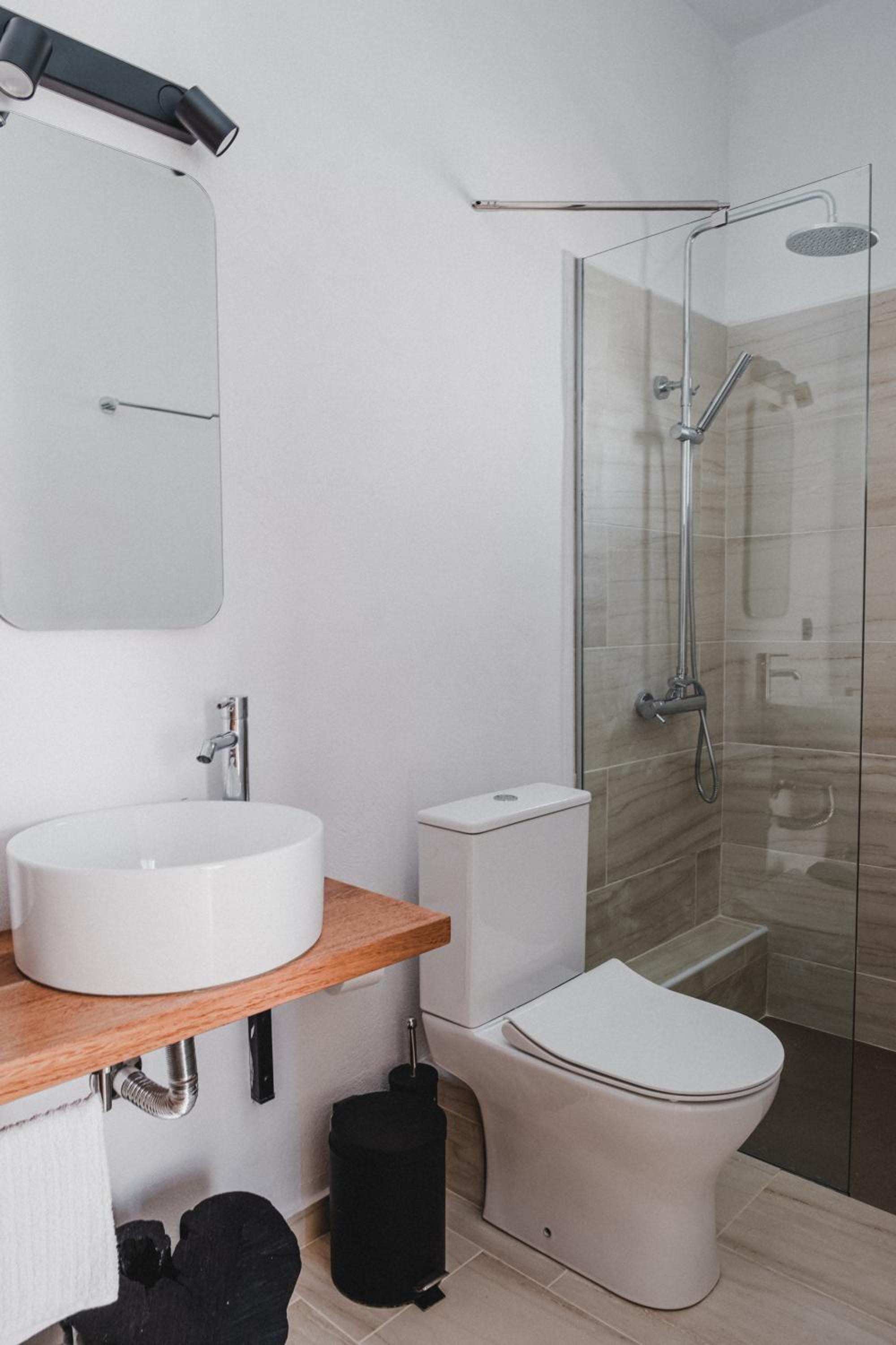 Double Room with Balcony - Photo 6