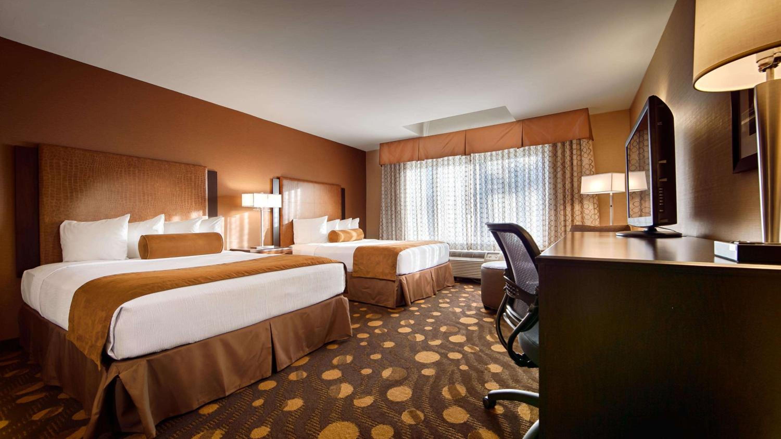 Queen Room with Two Queen Beds - Non-Smoking - Photo 4