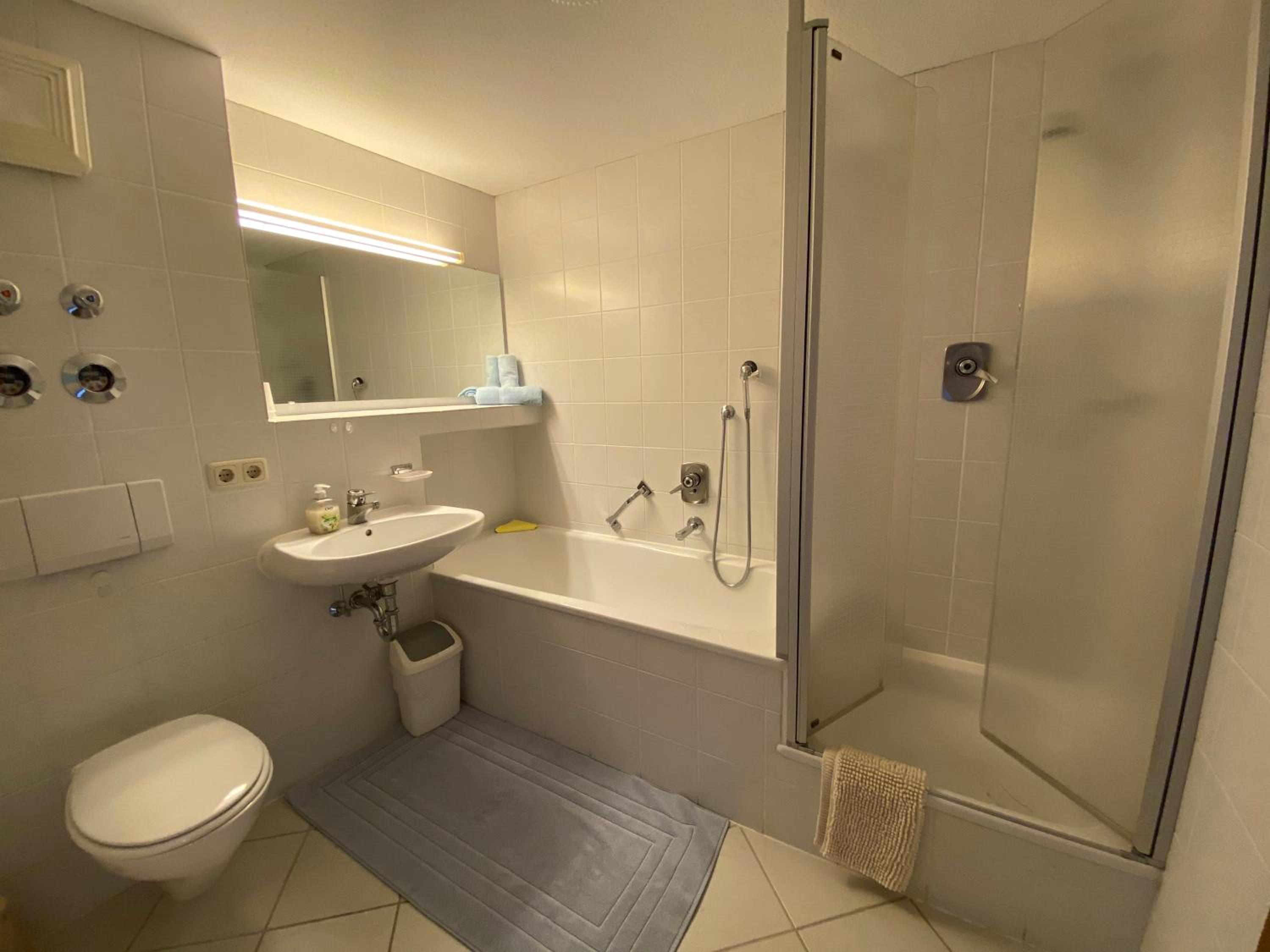 One-Bedroom Apartment with Balcony 6 photo 2