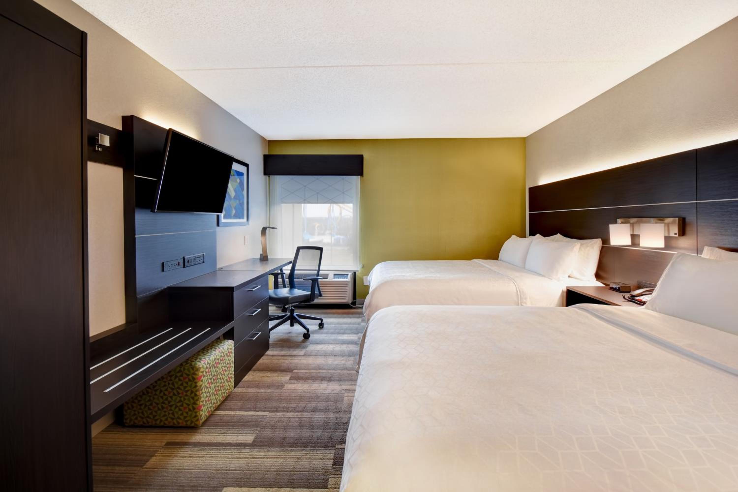 Standard Room with Two Queen Beds - Photo 6