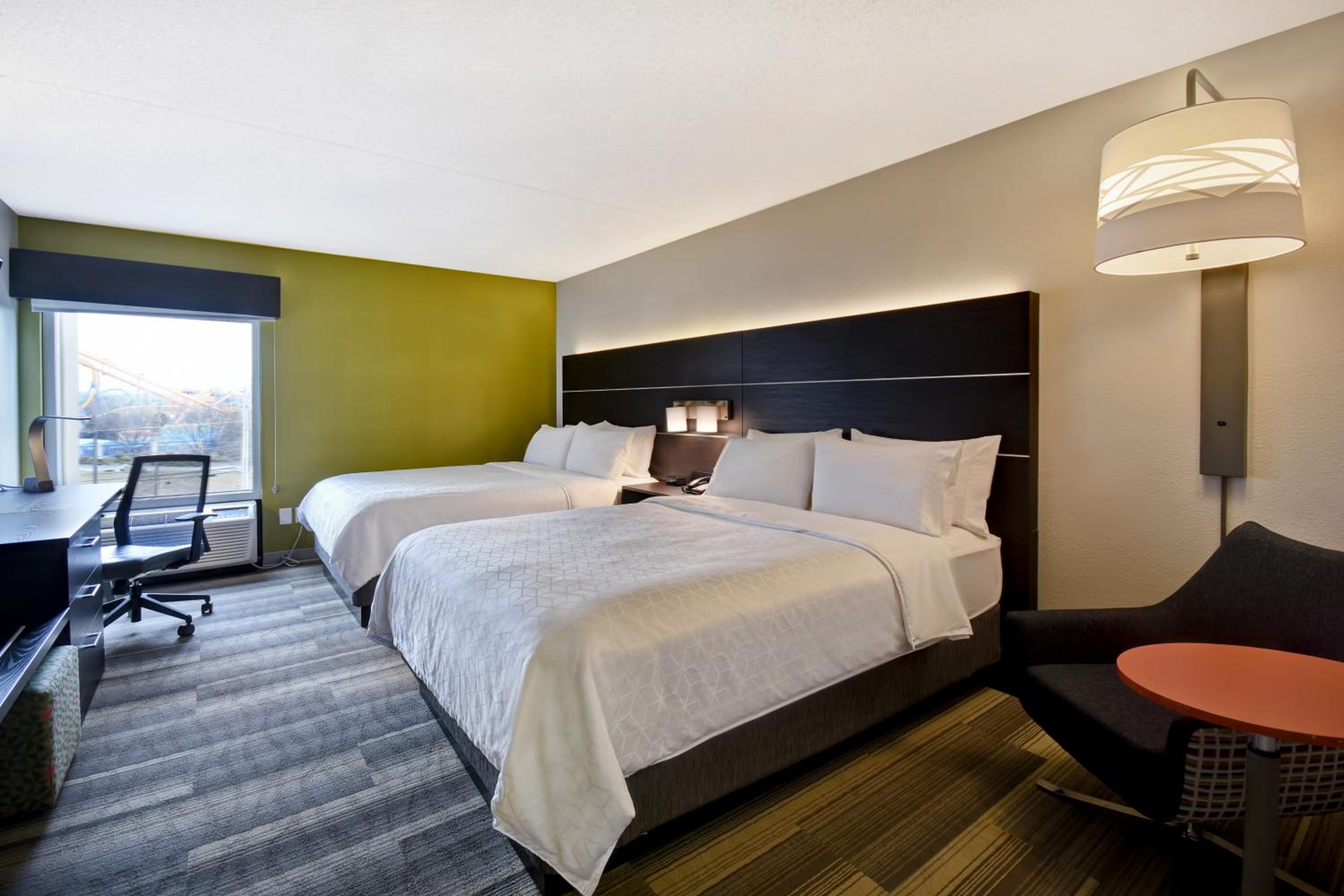 Queen Room with Two Queen Beds with View - Photo 4